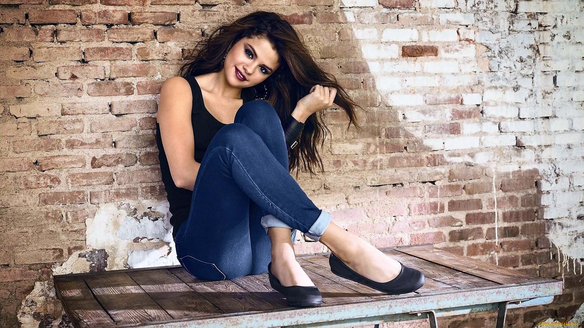 девушки, selena, gomez, шатенка, майка, джинсы, скамейка, стена