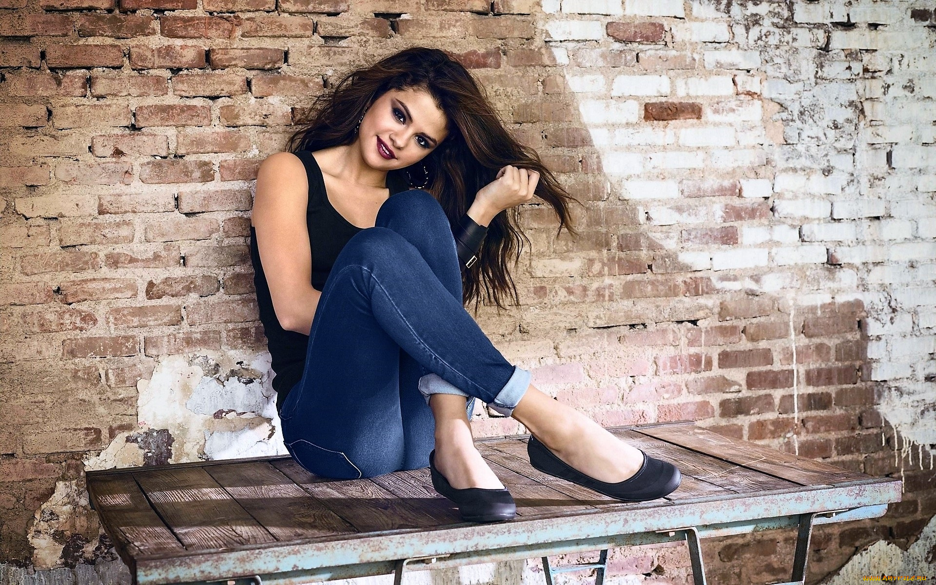 девушки, selena, gomez, шатенка, майка, джинсы, скамейка, стена