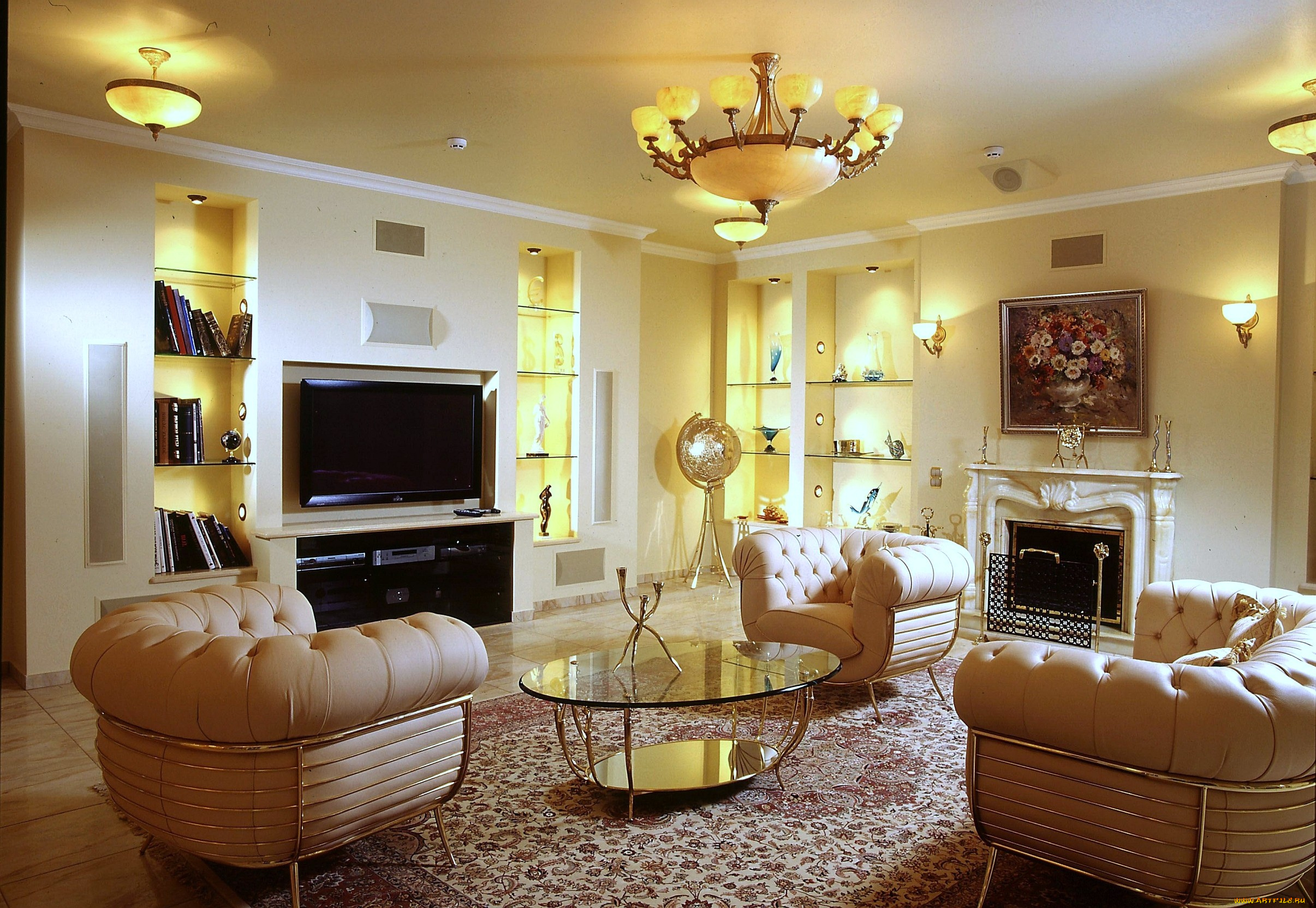 интерьер, гостиная, камин, люстра, телевизор, кресла