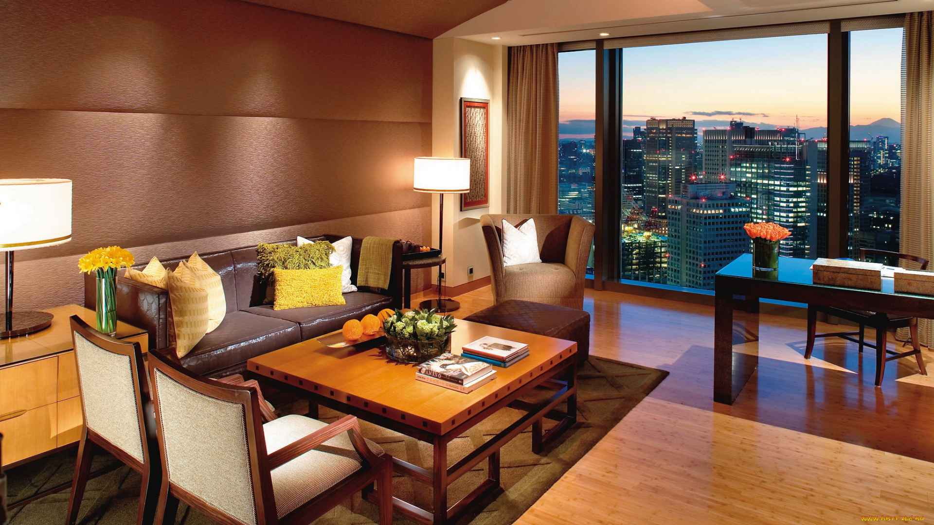 интерьер, гостиная, стол, лампа, цветы, диван