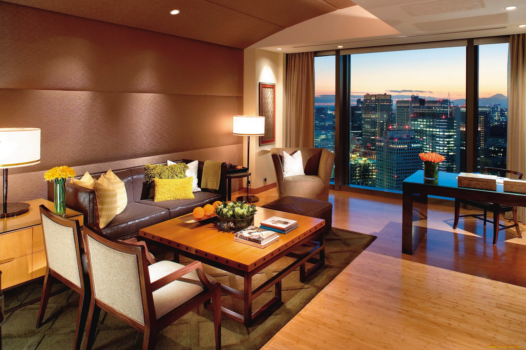 интерьер, гостиная, стол, лампа, цветы, диван