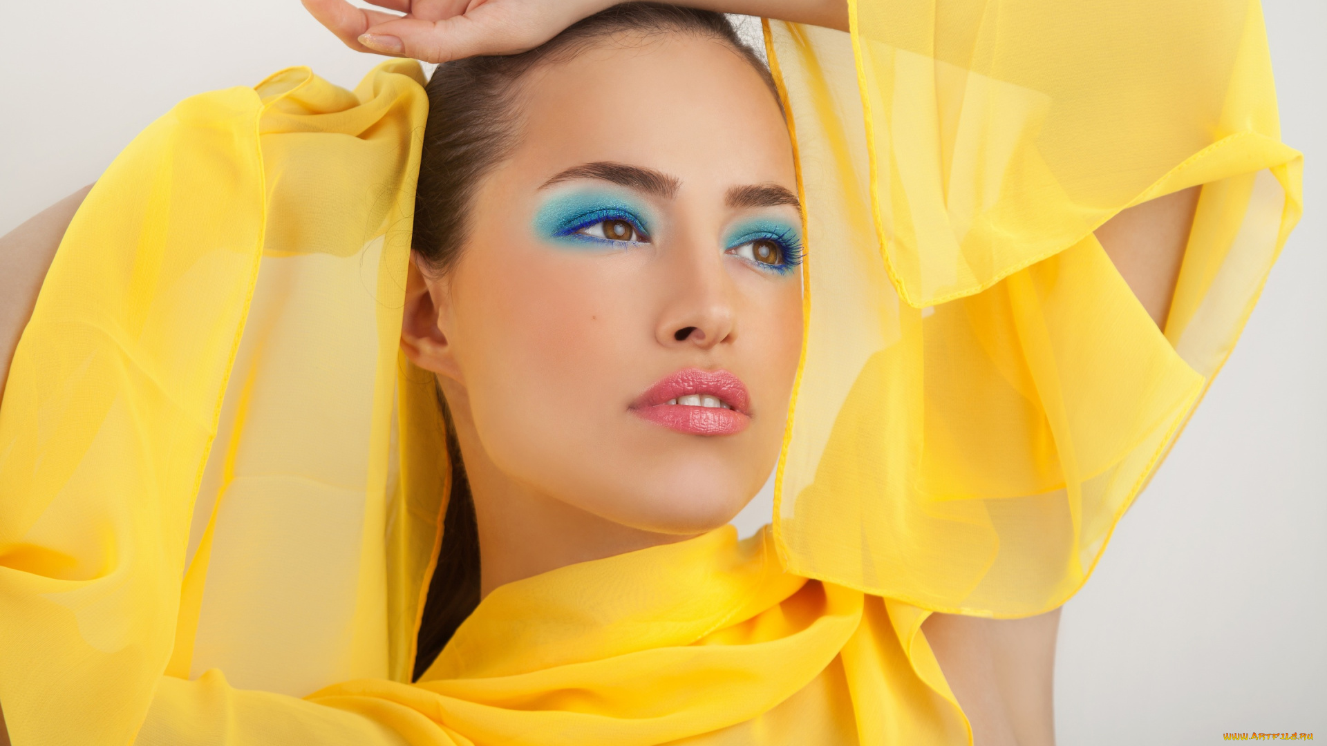 девушки, -unsort, , лица, , портреты, ресницы, тени, макияж, взгляд, модель, платок, желтая, ткань, руки