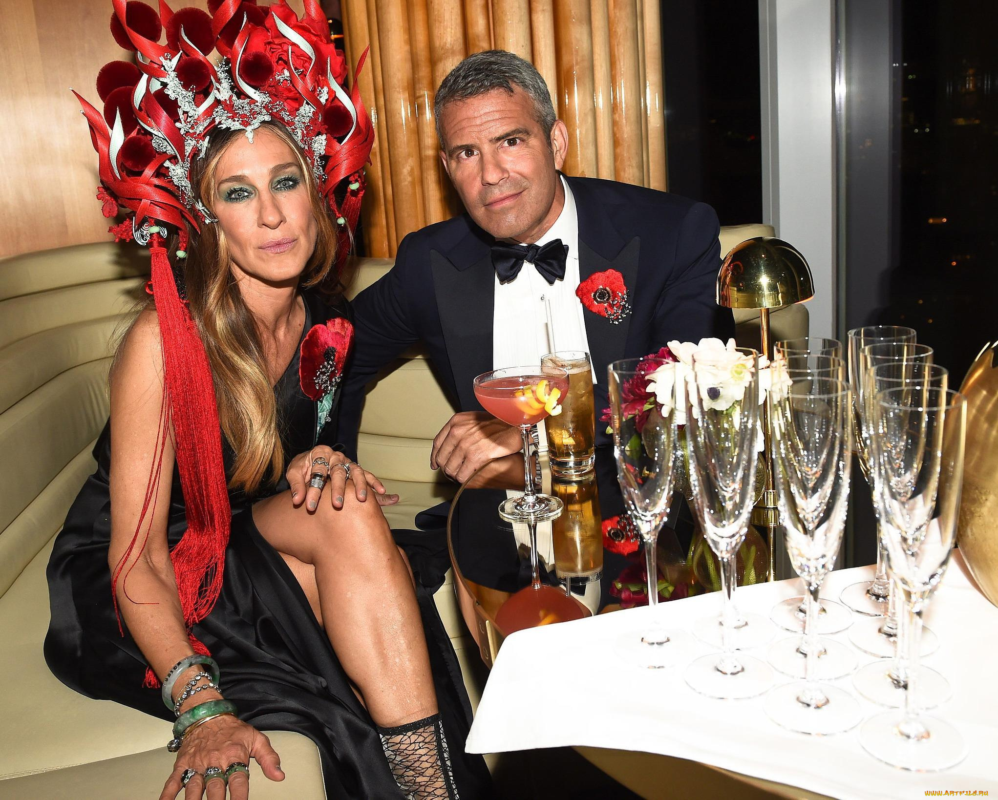 разное, знаменитости, столик, корона, актриса, сара, джессика, паркер, sarah, jessica, parker, andy, cohen, диван, бокалы