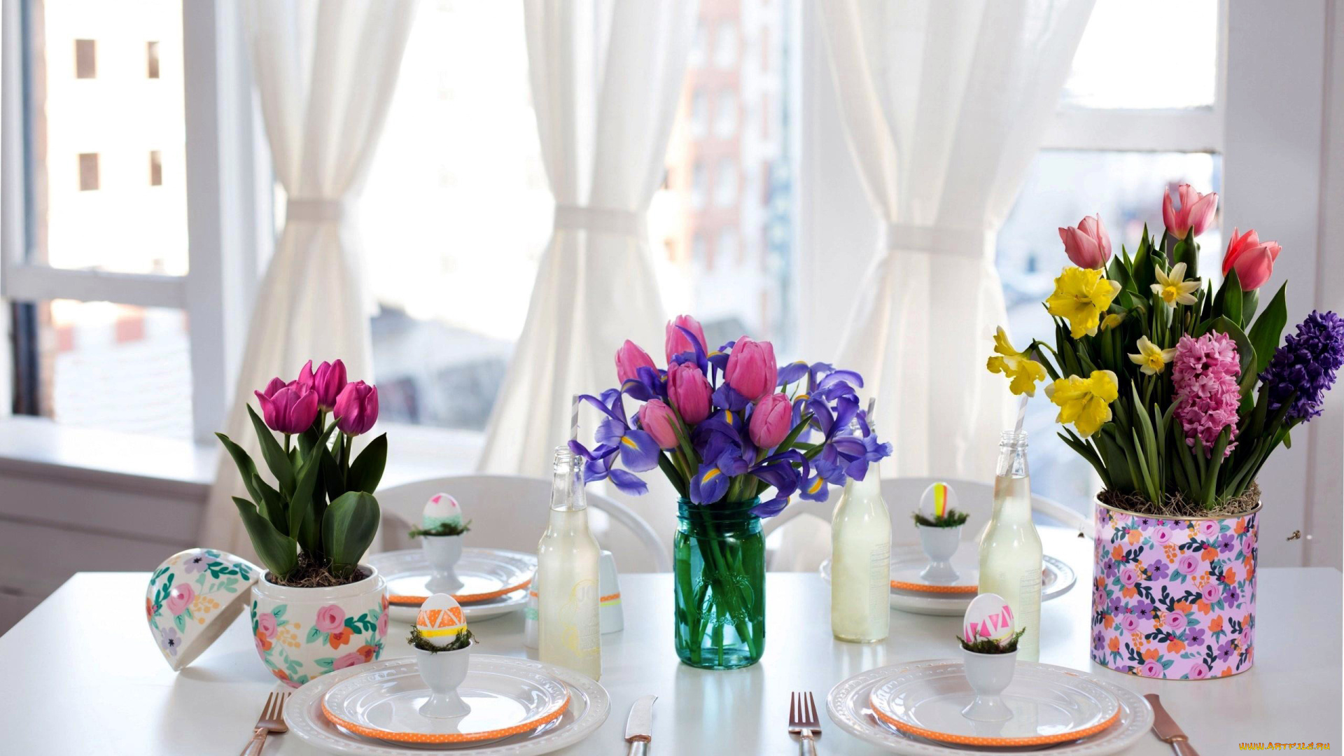 праздничные, пасха, стол, сервировка, гиацинты, тюльпаны, ирисы, букеты