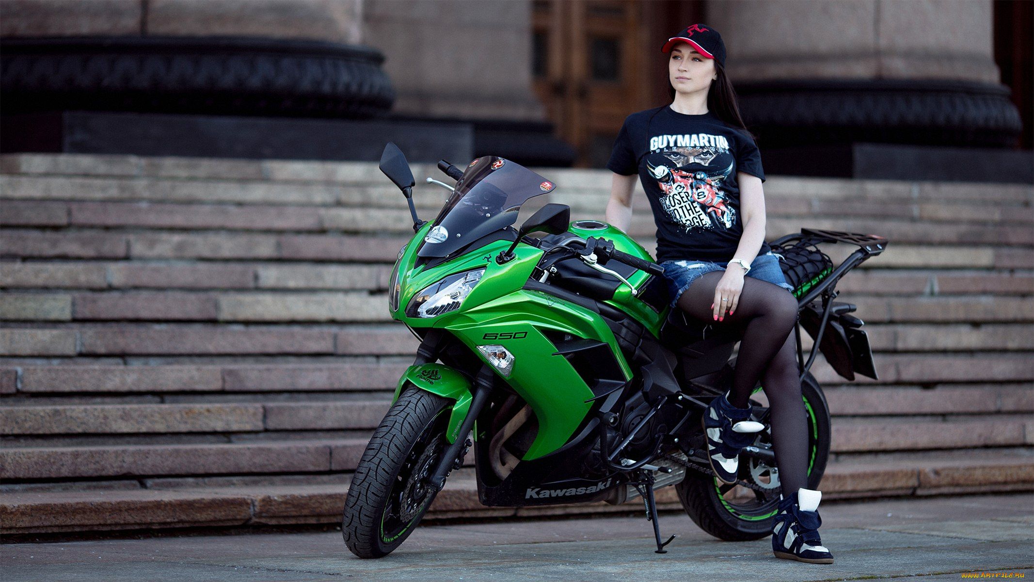 модель, и, kawasaki, мотоциклы, мото, с, девушкой, модель, мотоцикл, глубина, резкости, футболка, лестница, спираль, джинсовые, шорты, бейсболки, темные, волосы, женщины, на, открытом, воздухе, кавасаки