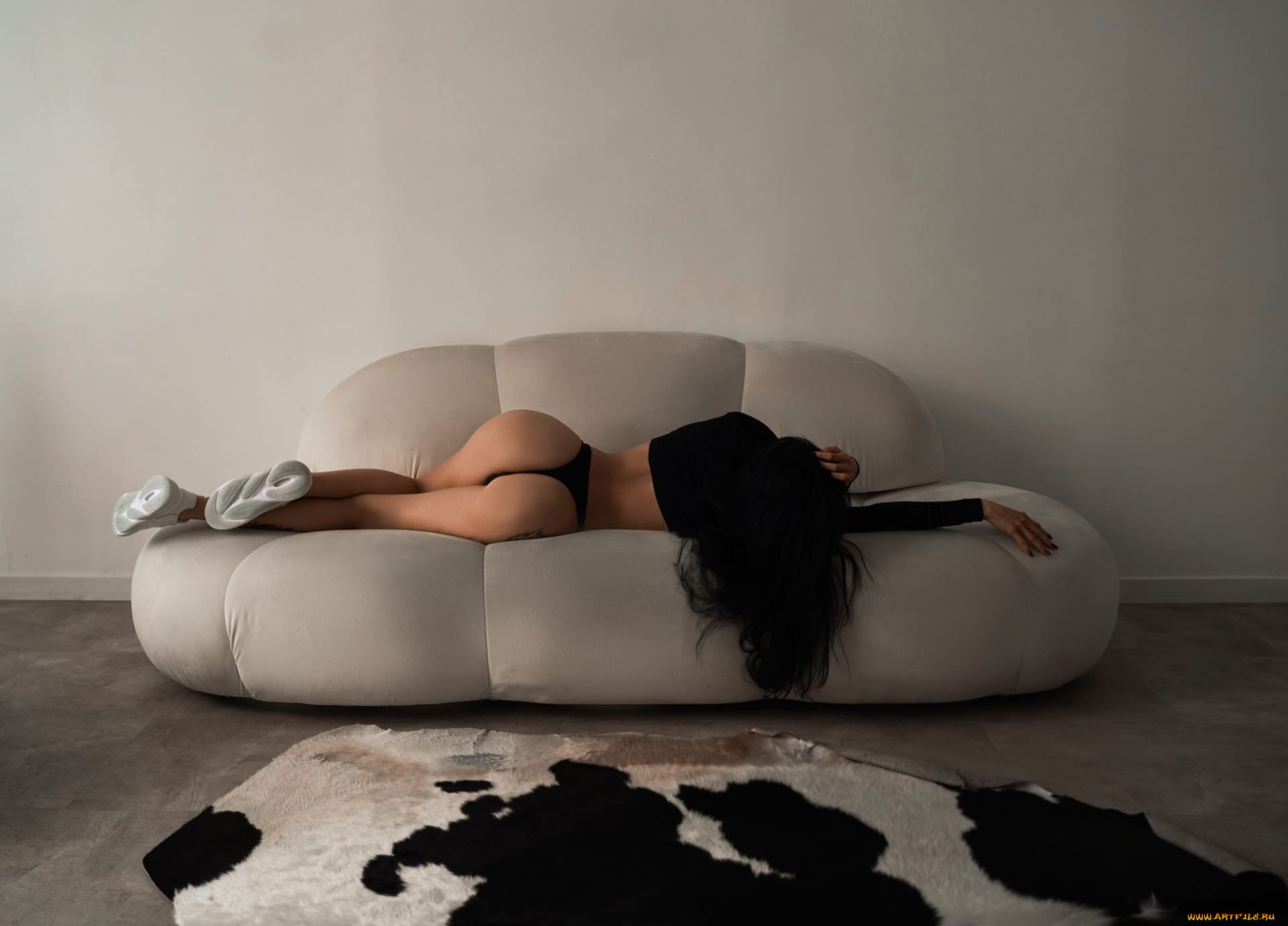 бестия, девушки, -, брюнетки, , шатенки, ass, model, tattoo, women, brunette, couch, black, panties, hips, sneakers, curvy, thong, lying, on, side, short, tops, indoors