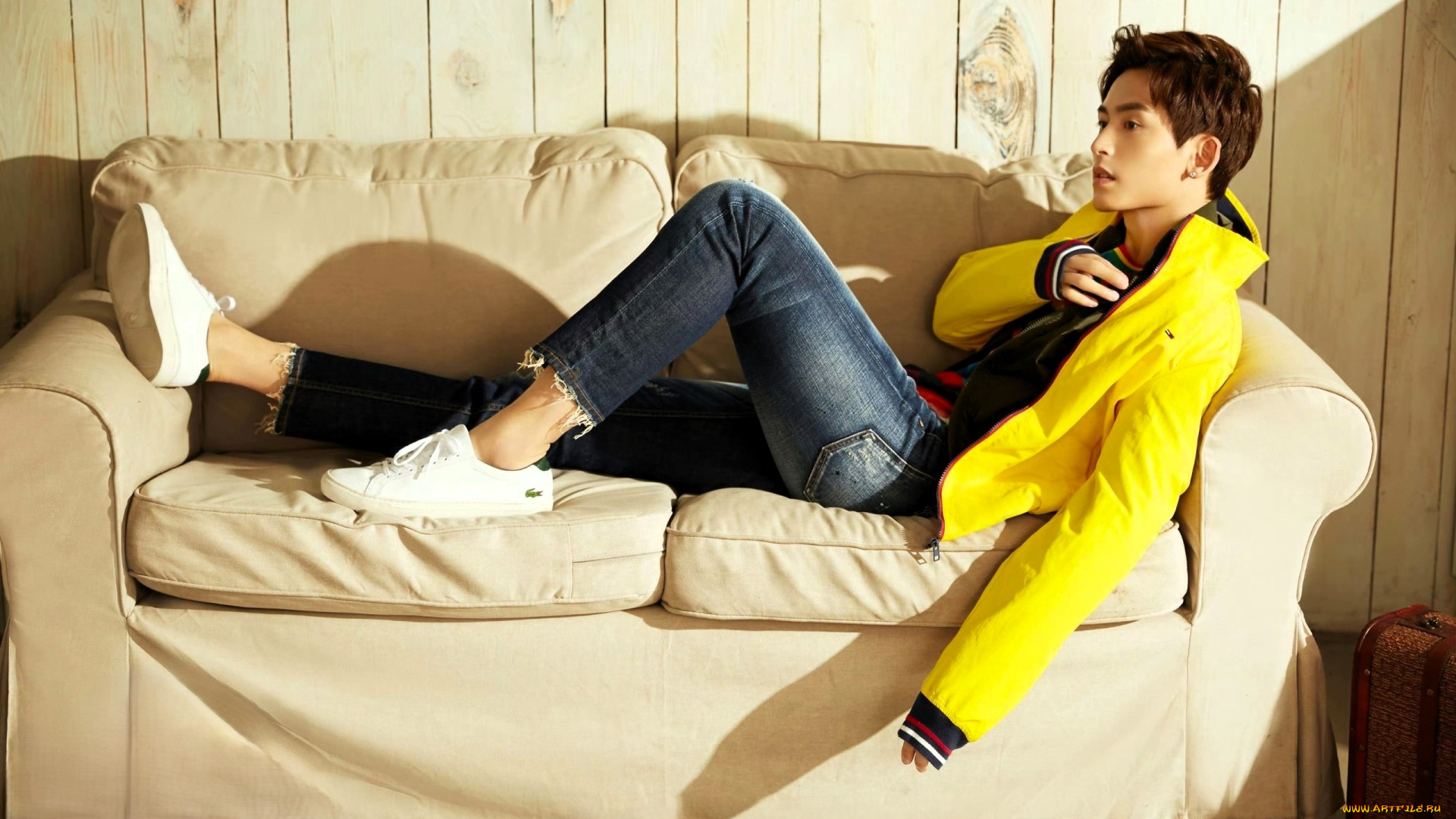 мужчины, zhang, zhehan, актер, куртка, джинсы, кроссовки, диван, чемодан