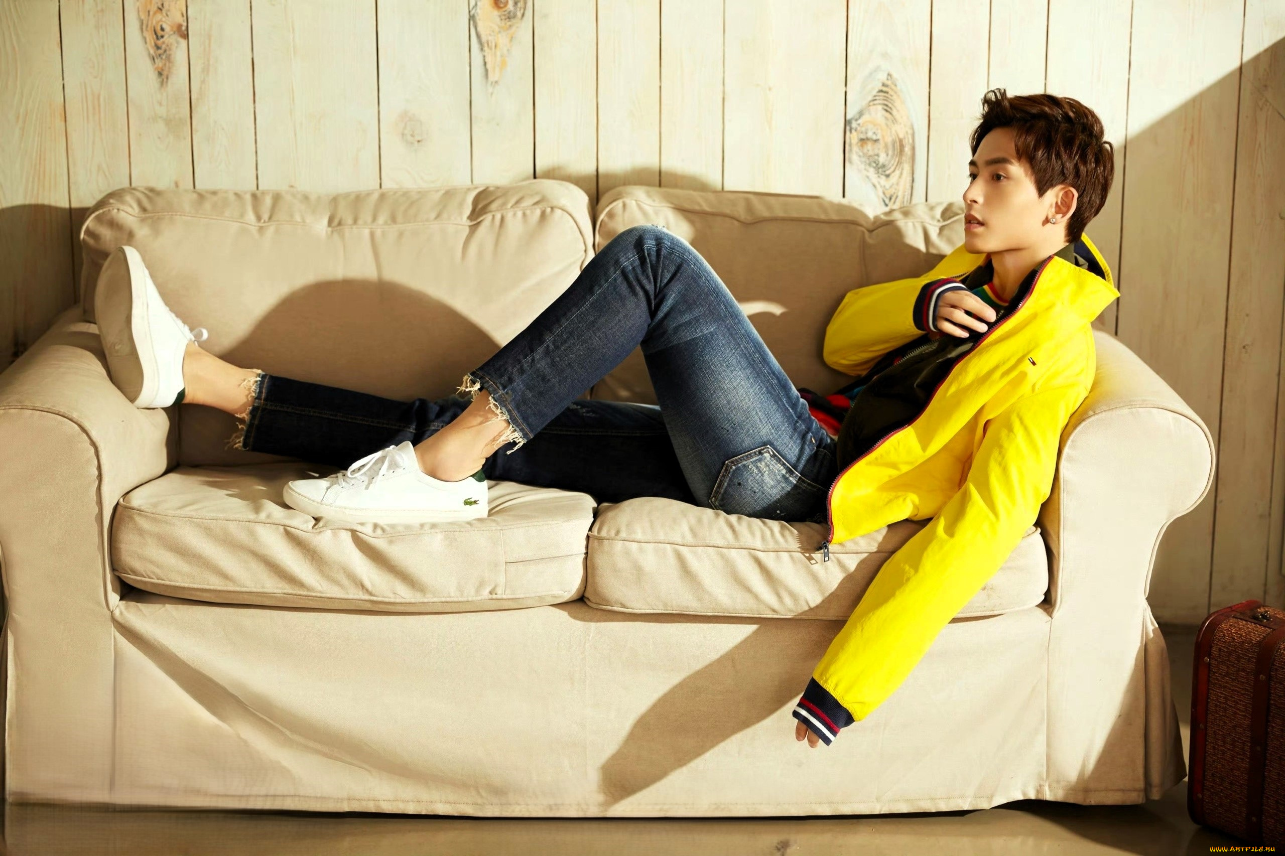 мужчины, zhang, zhehan, актер, куртка, джинсы, кроссовки, диван, чемодан