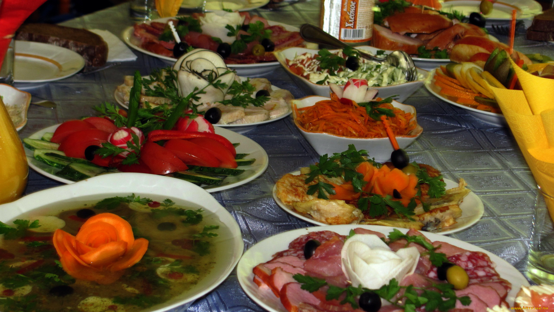 еда, сервировка, колбаса, заливное, салаты