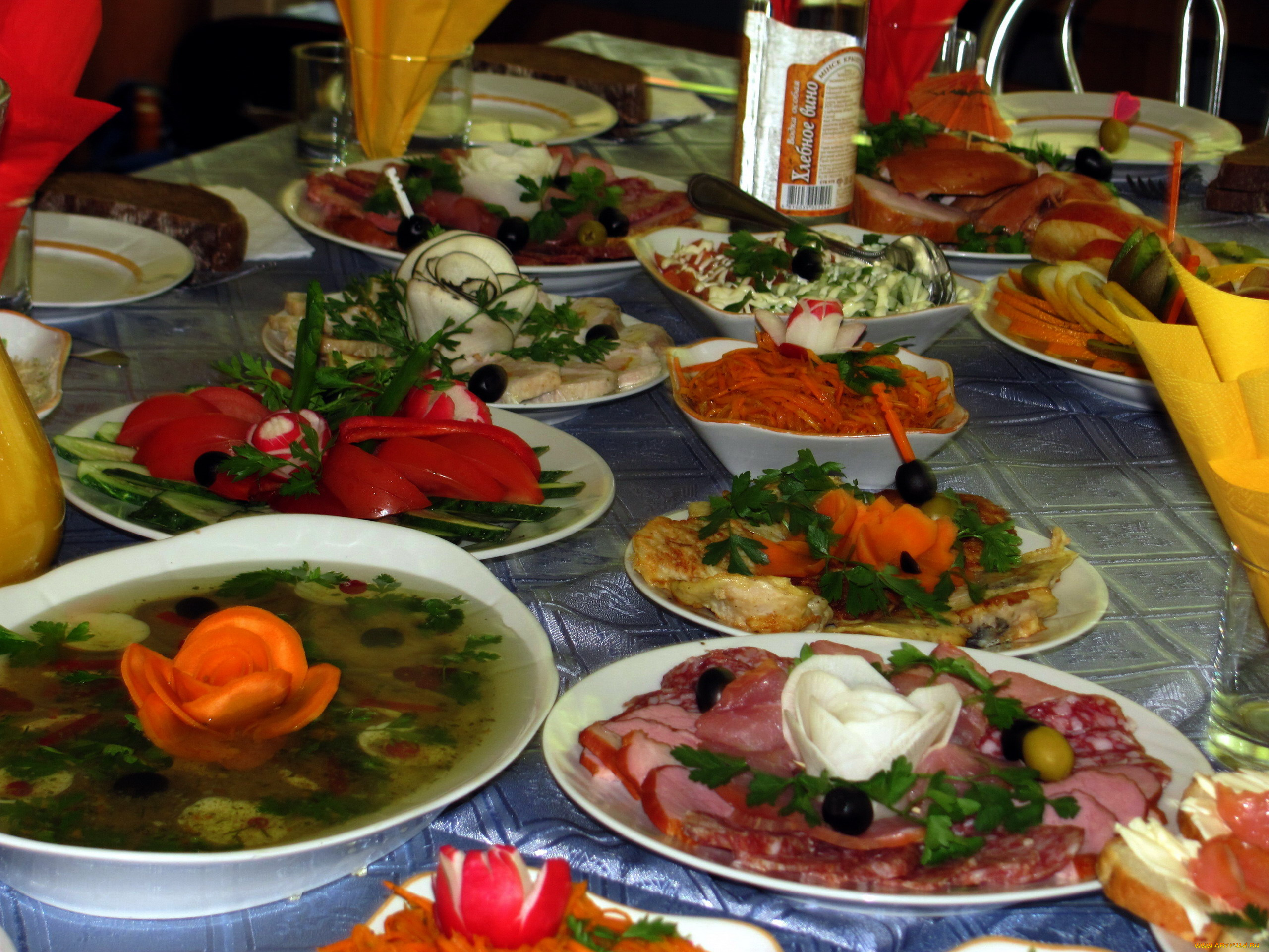 еда, сервировка, колбаса, заливное, салаты