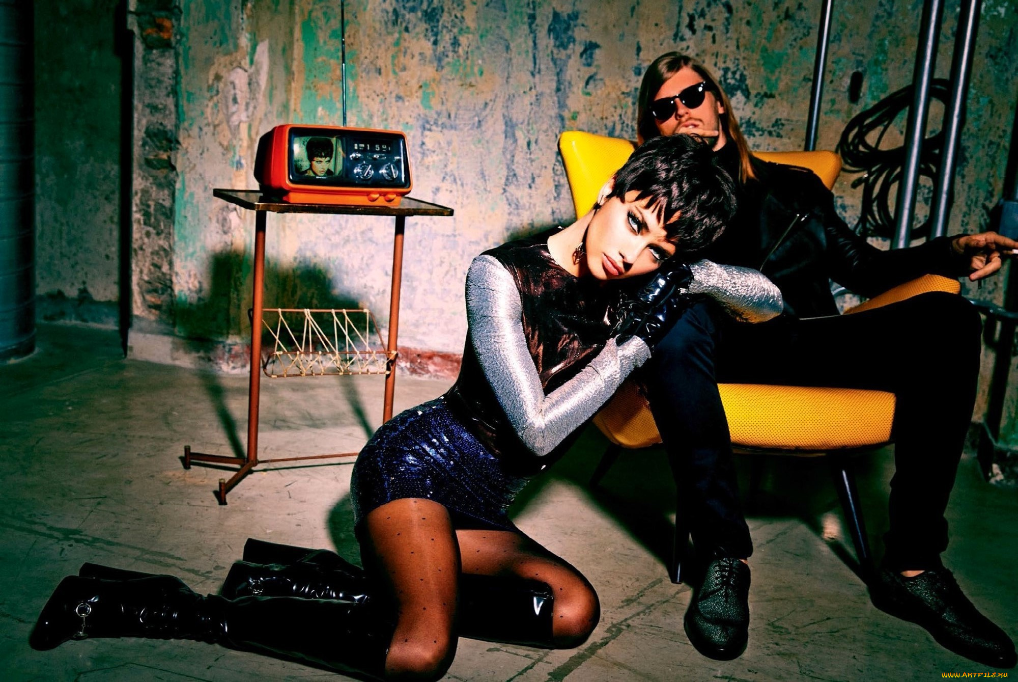 девушки, adriana, lima, модель, наряд, брюнетка, шорты, сапоги, мужчина, кресло