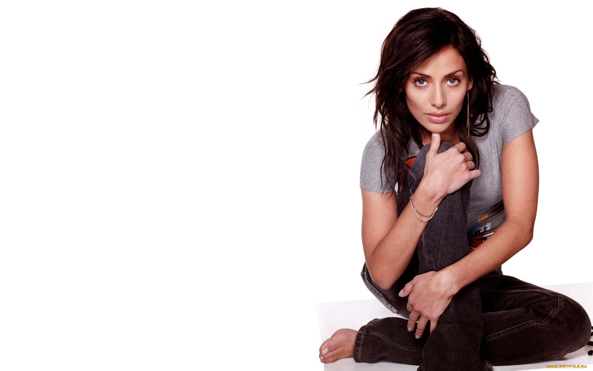natalie, imbruglia, музыка, певица, джинсы, футболка, браслеты, босиком