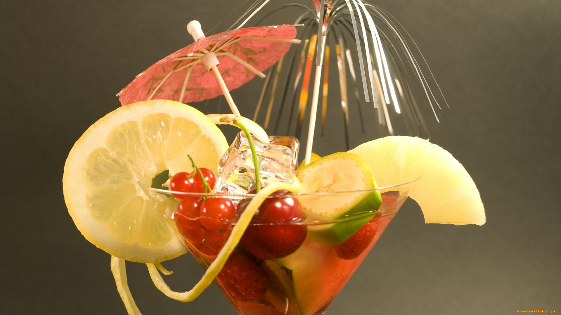 еда, напитки, , коктейль, смородина, зонтик, ананас, клубника, вишня, стакан, лимон, дольки, коктейль