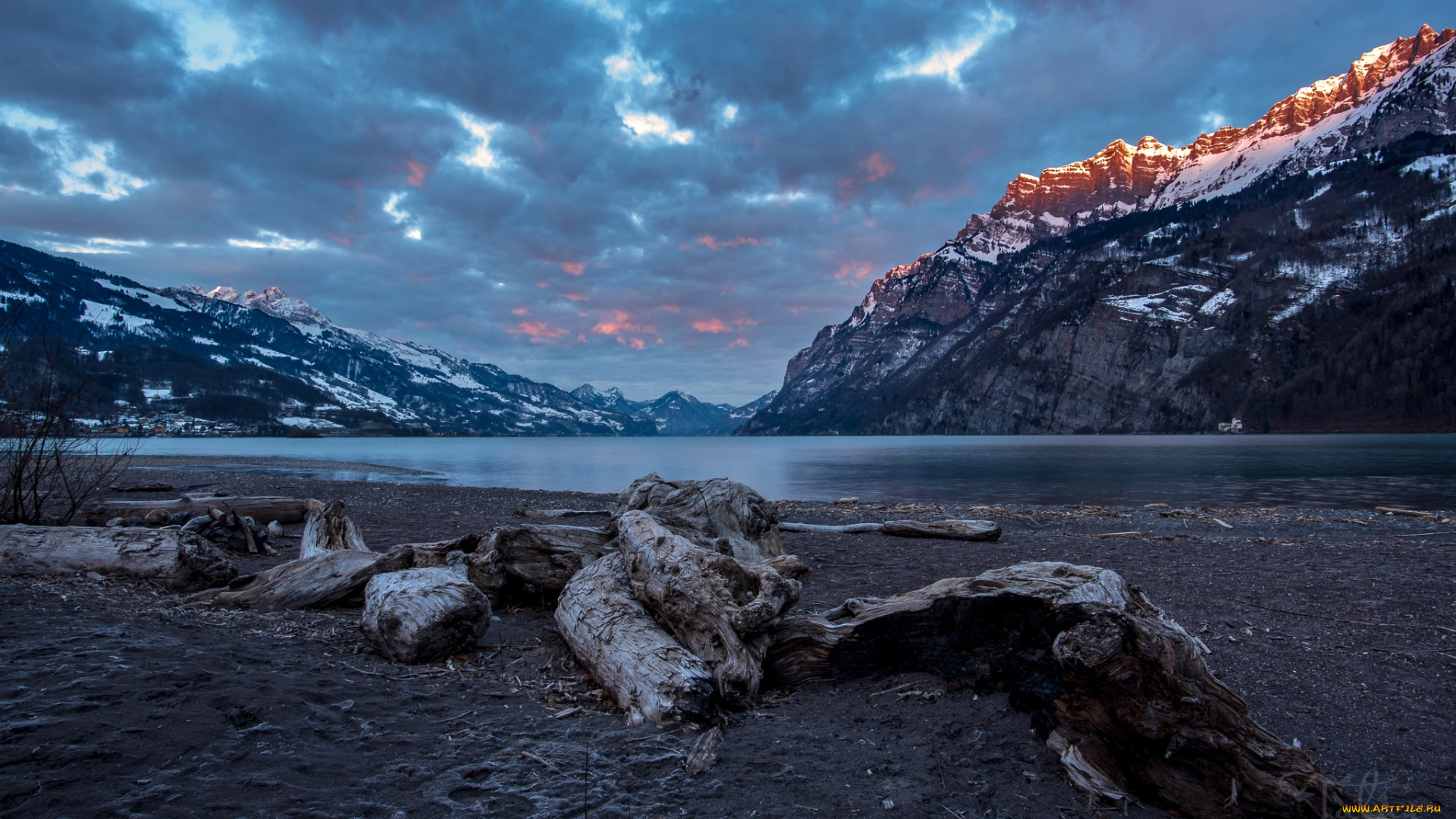 природа, пейзажи, озеро, тучи, горы, закат, снег, облака, небо, коряги, швейцария, берег, скалы