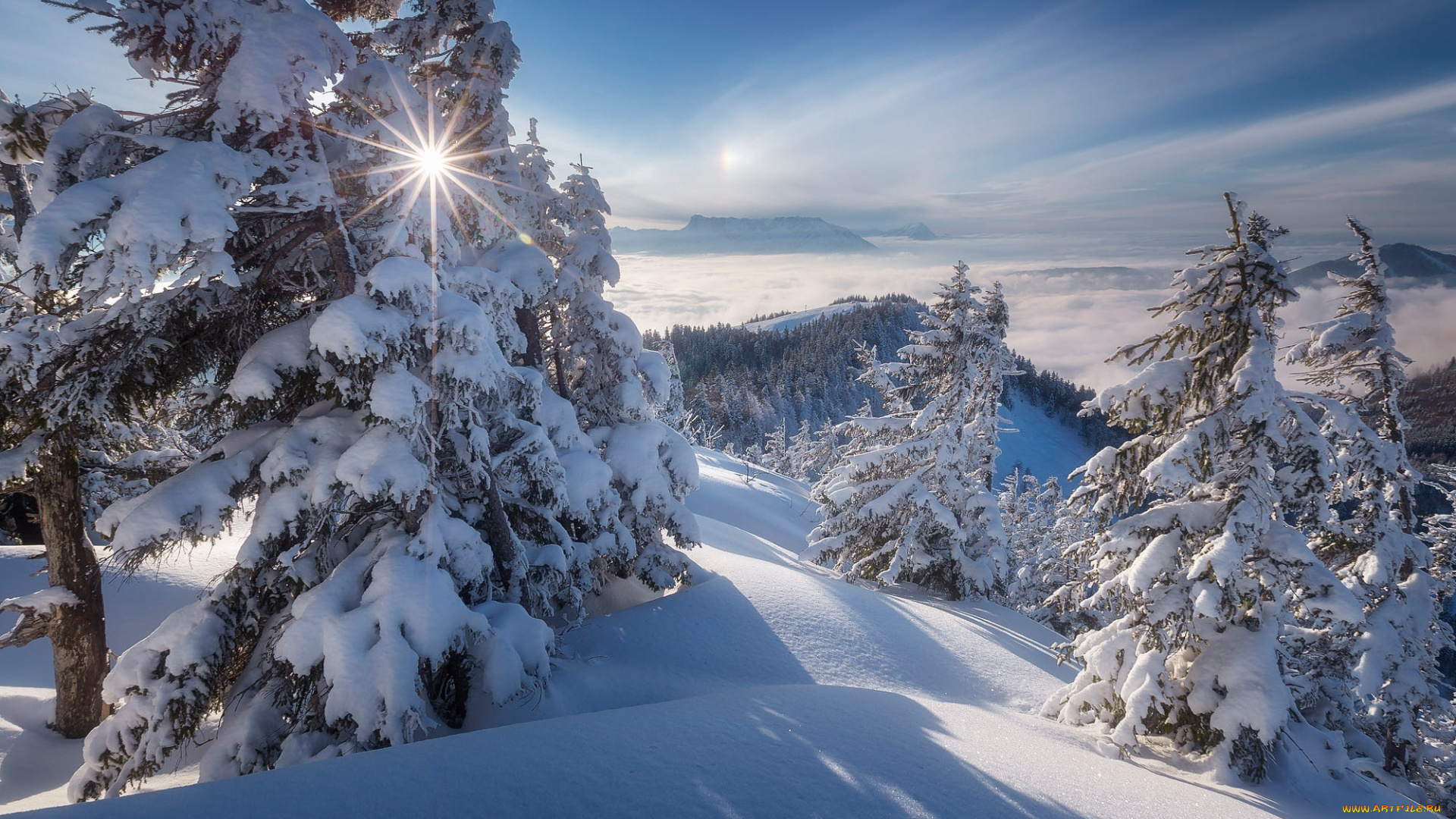 природа, зима, облака, лучи, солнце, сугробы, снег, ели, леса, деревья, холмы, горы, пейзаж