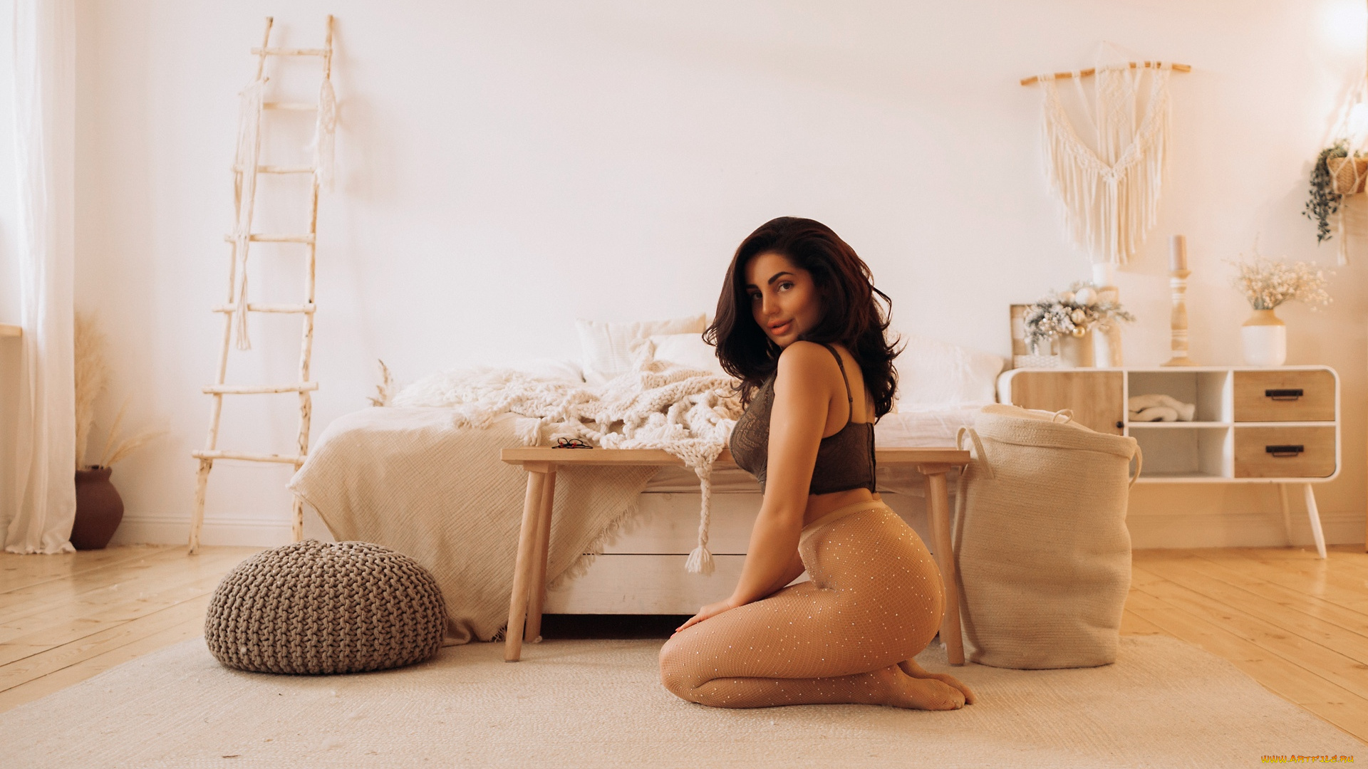 девушки, светлана, никонова, в, помещении, фигуристые, нижнее, белье, бюстгальтер, колготки, ажурные, на, коленях, кровать, спальня, одеяла, смотрит, зрителя, улыбается, женщины, cветлана, никонова