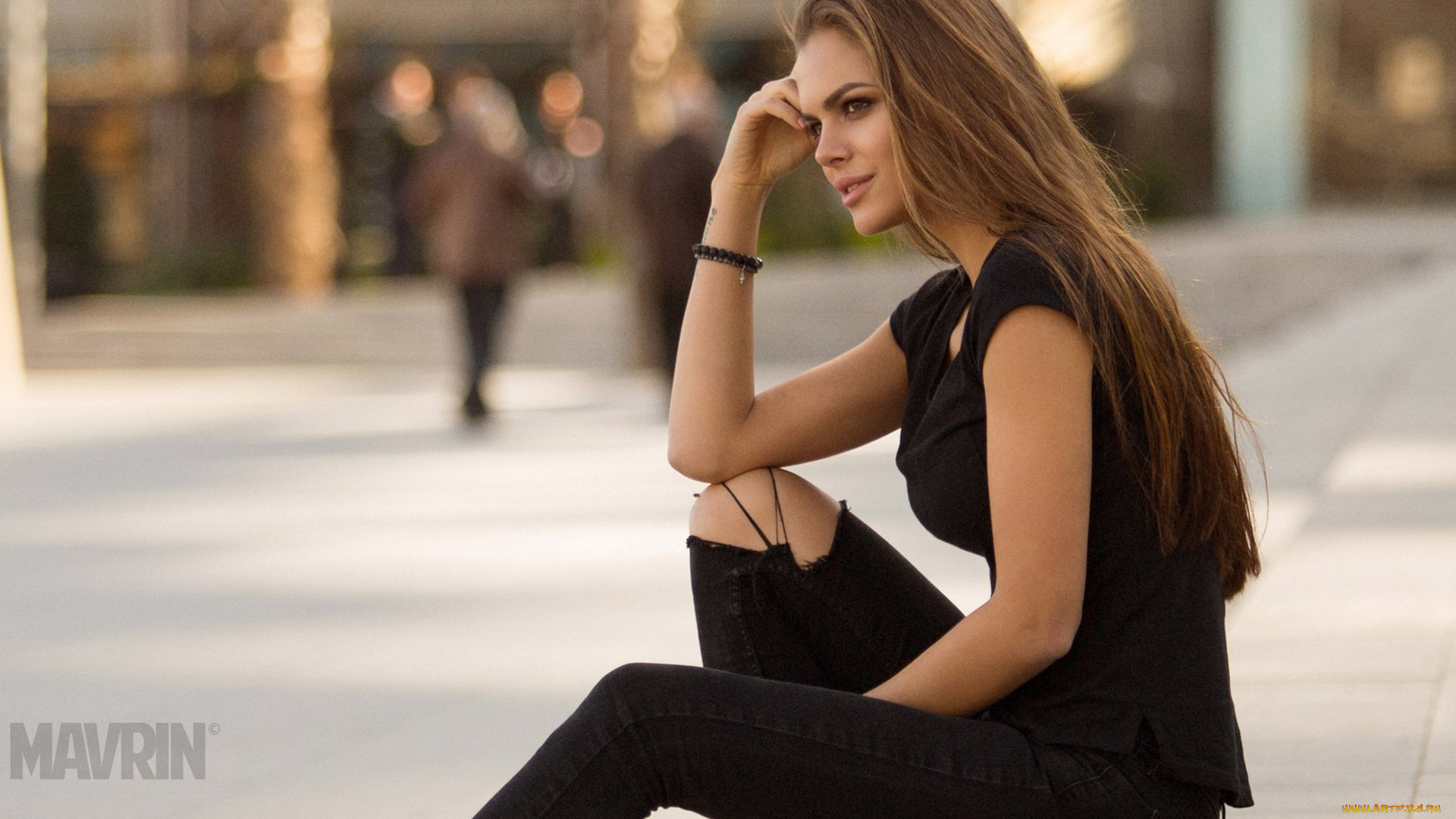 девушки, виктория, одинцова, александр, маврин, вики, одинцова, длинные, волосы, каштановые, смотрит, в, сторону, рваные, джинсы, сидит, черная, одежда, брюнетка, черные, штаны, водяные, знаки, городской, узкие