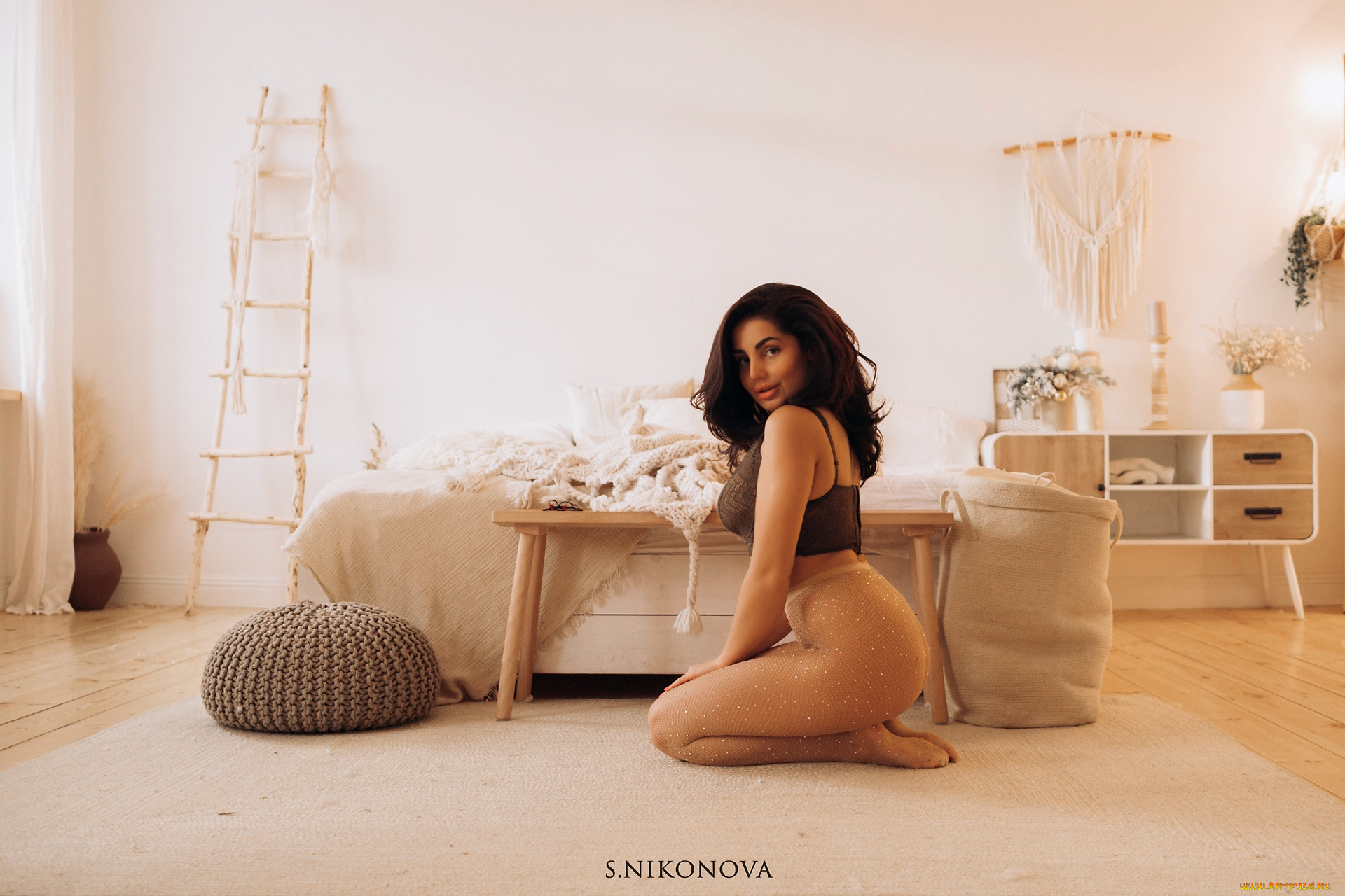 девушки, светлана, никонова, в, помещении, фигуристые, нижнее, белье, бюстгальтер, колготки, ажурные, на, коленях, кровать, спальня, одеяла, смотрит, зрителя, улыбается, женщины, cветлана, никонова