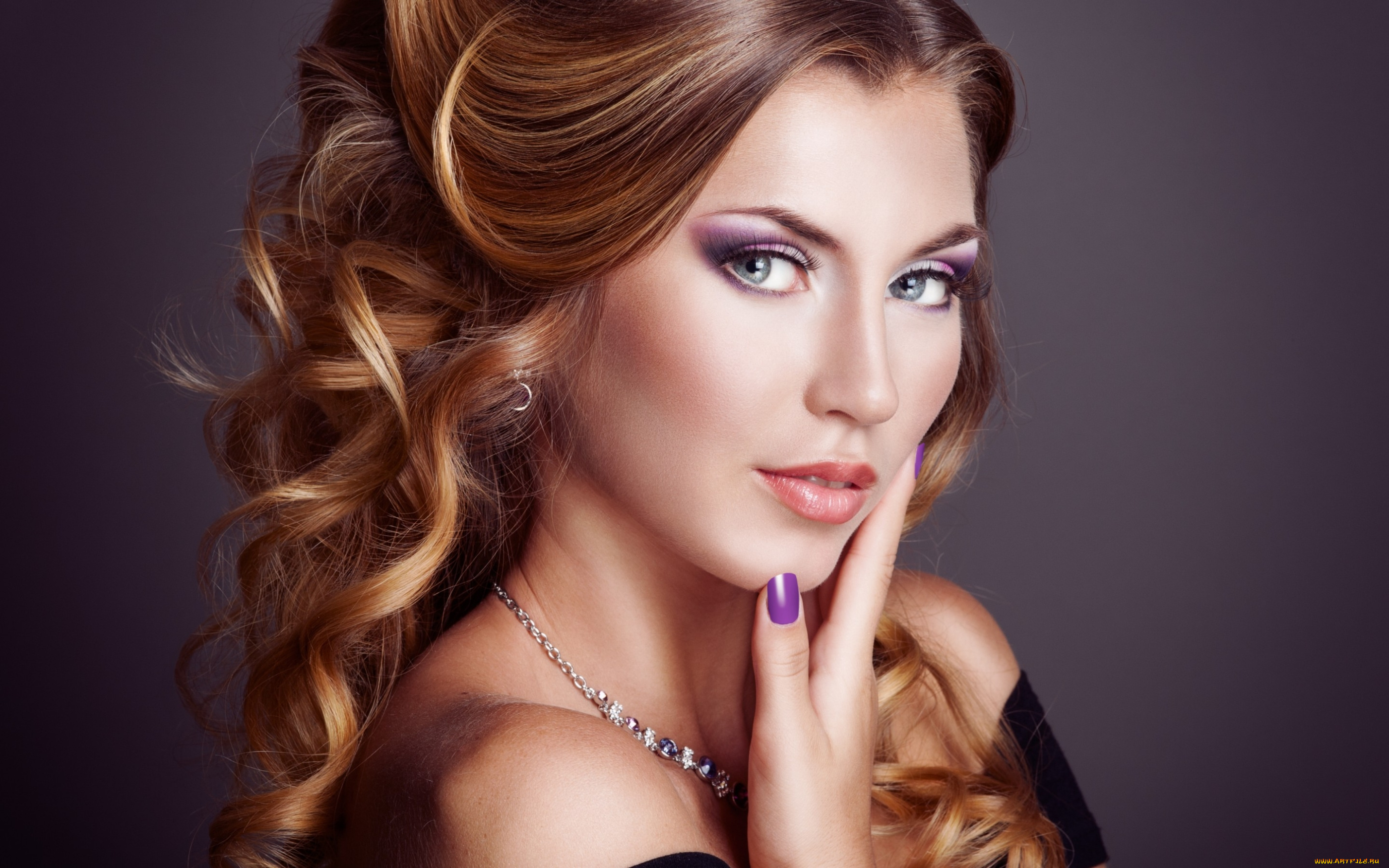 девушки, -unsort, , лица, , портреты, девушка, макияж, взгляд, руки, волосы, прическа, платье, плечи, фон