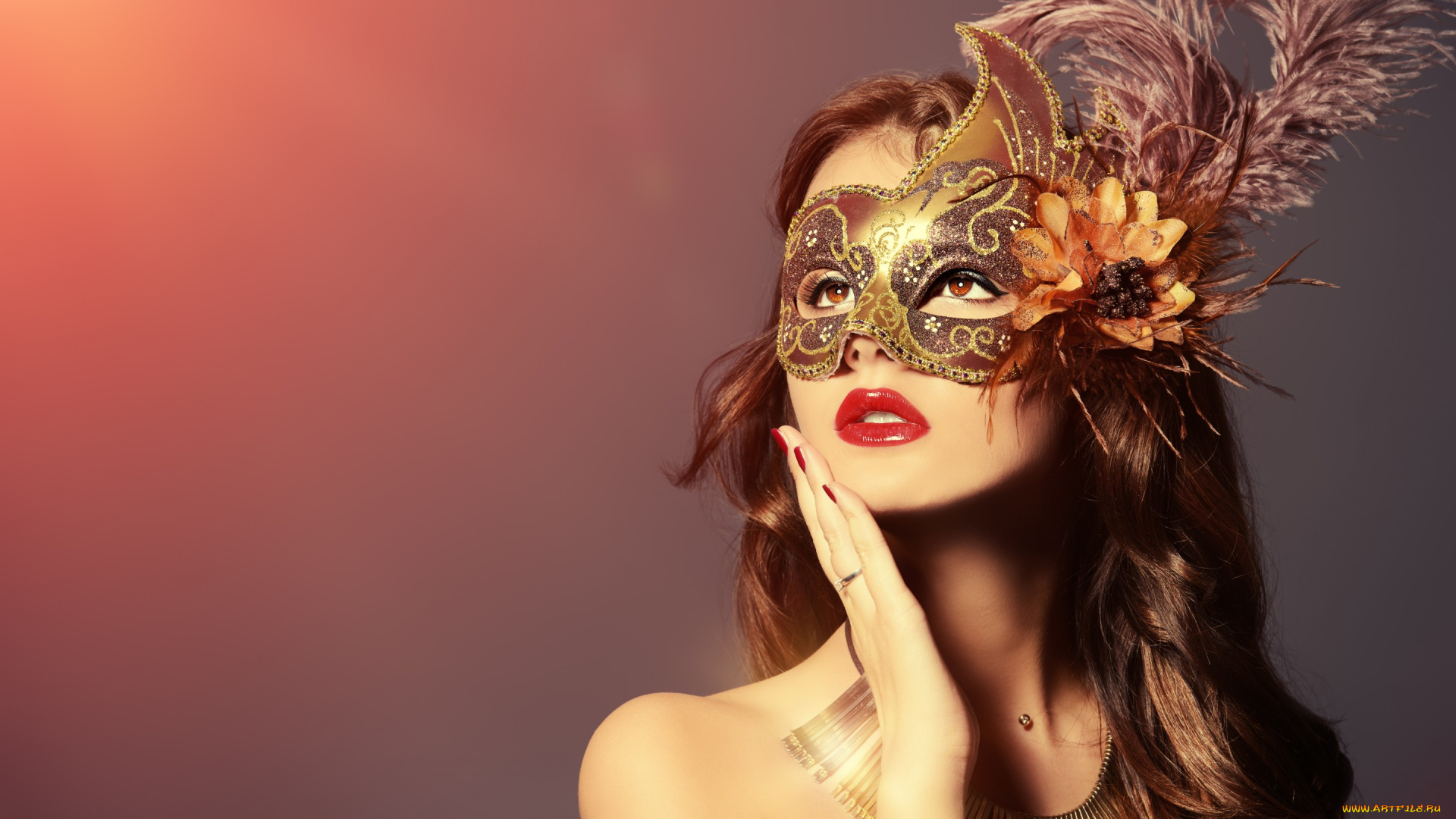 девушки, -unsort, , лица, , портреты, фон, рука, перья, маска, взгляд, помада, макияж, девушка