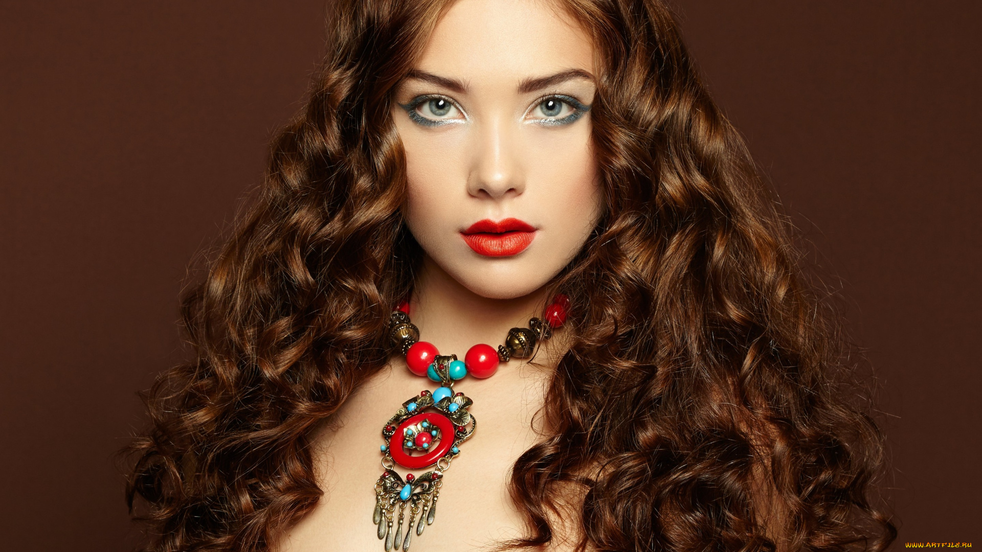 девушки, -unsort, , лица, , портреты, помада, макияж, девушка, украшения, платье, фон, кудри, волосы, взгляд