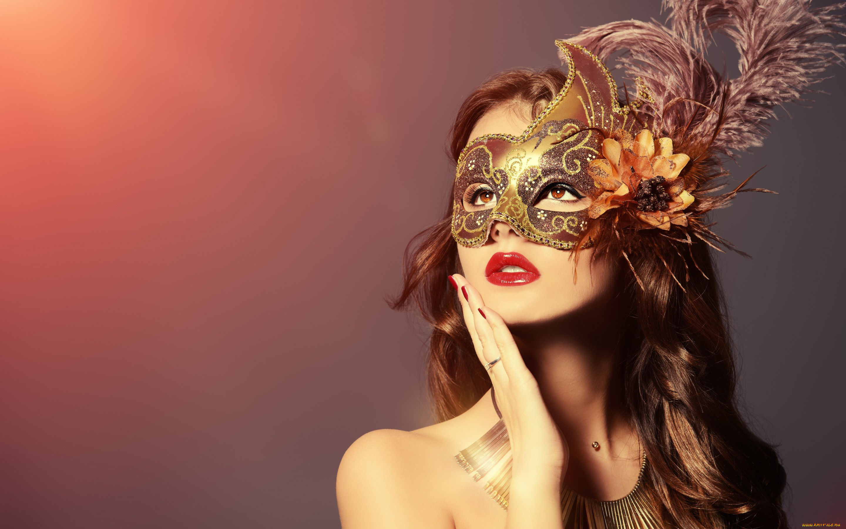 девушки, -unsort, , лица, , портреты, фон, рука, перья, маска, взгляд, помада, макияж, девушка