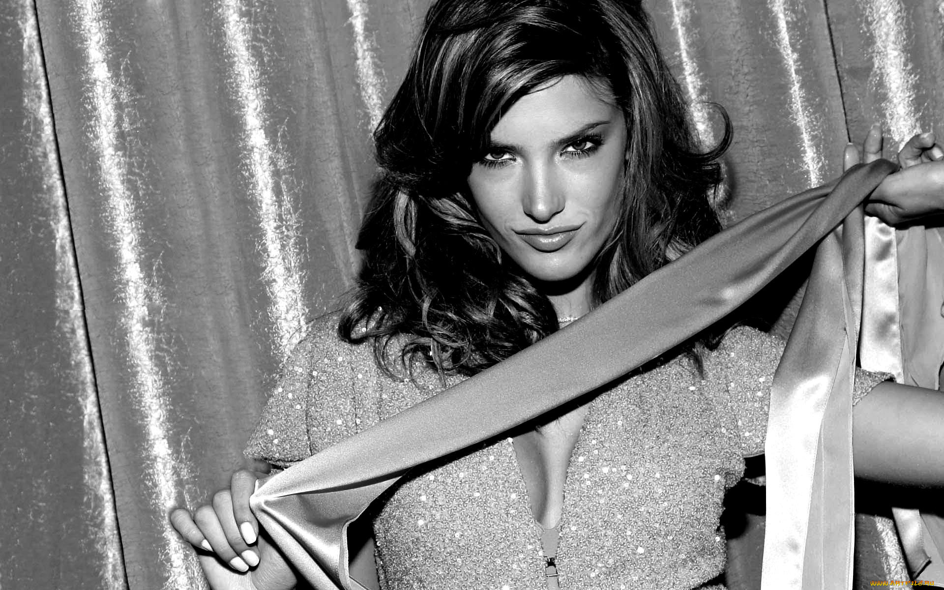 девушки, alessandra, ambrosio, черно-белая, улыбка, модель, алессандра, амброзио, шарф, шторы
