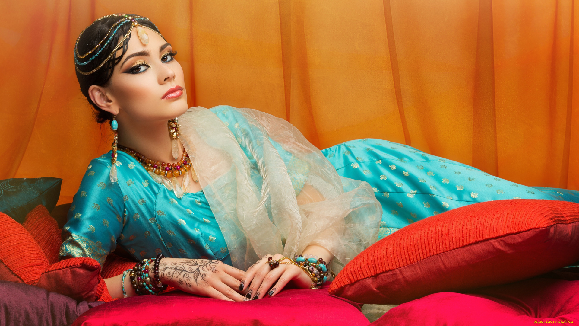 девушки, -unsort, , брюнетки, , шатенки, девушка, украшения, лицо, макияж, индианка, взгляд, поза