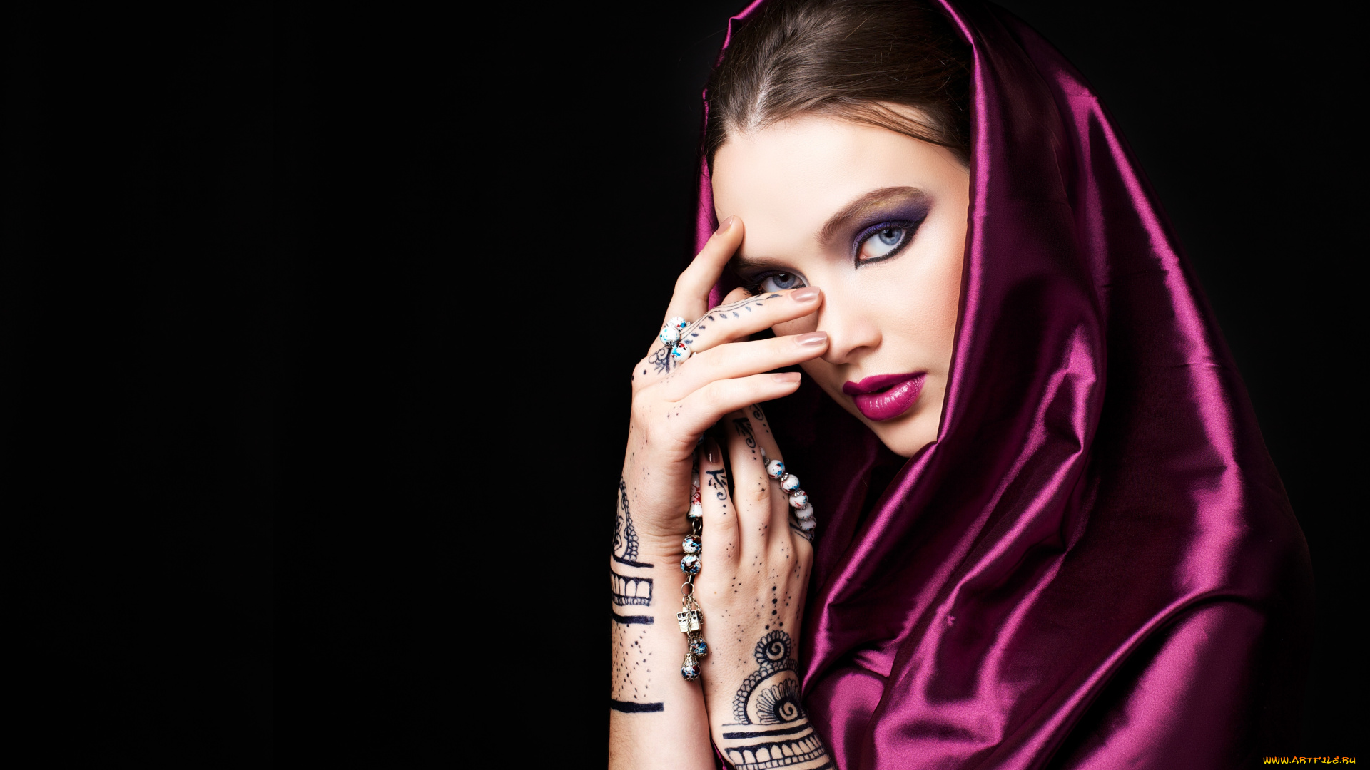 девушки, -unsort, , брюнетки, , шатенки, роспись, менди, руки, взгляд, лицо, макияж, индианка, девушка