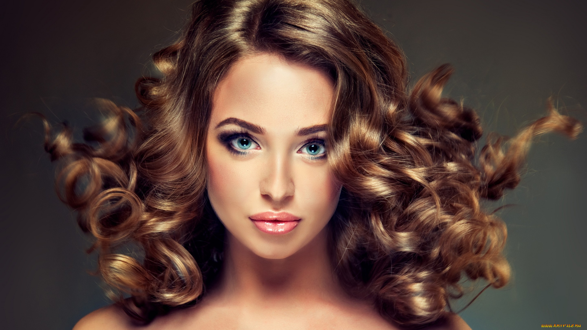 девушки, -unsort, , лица, , портреты, ресницы, взгляд, лицо, девушка, макияж, кудри, волосы, губы, фон, плечи, шея