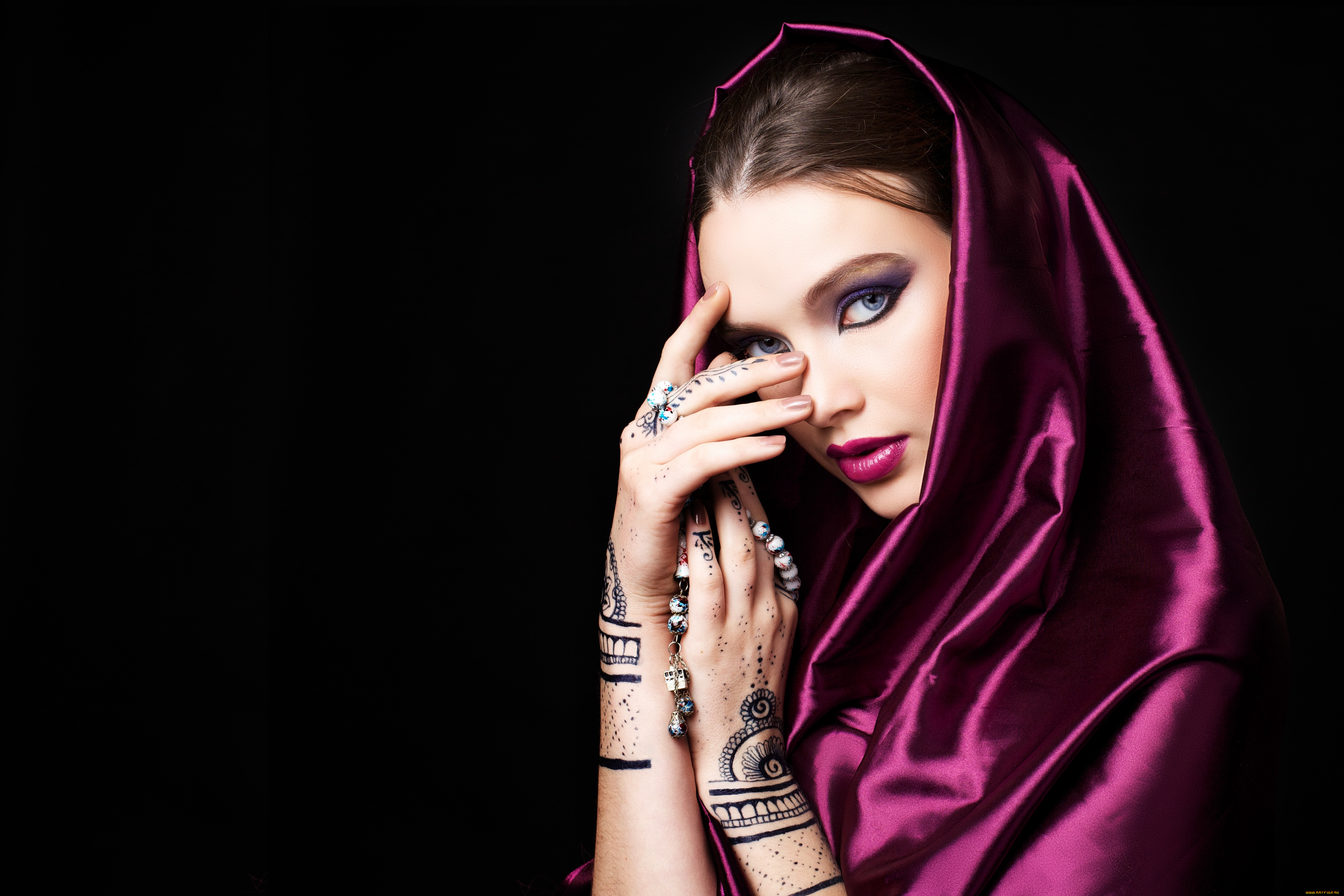 девушки, -unsort, , брюнетки, , шатенки, роспись, менди, руки, взгляд, лицо, макияж, индианка, девушка