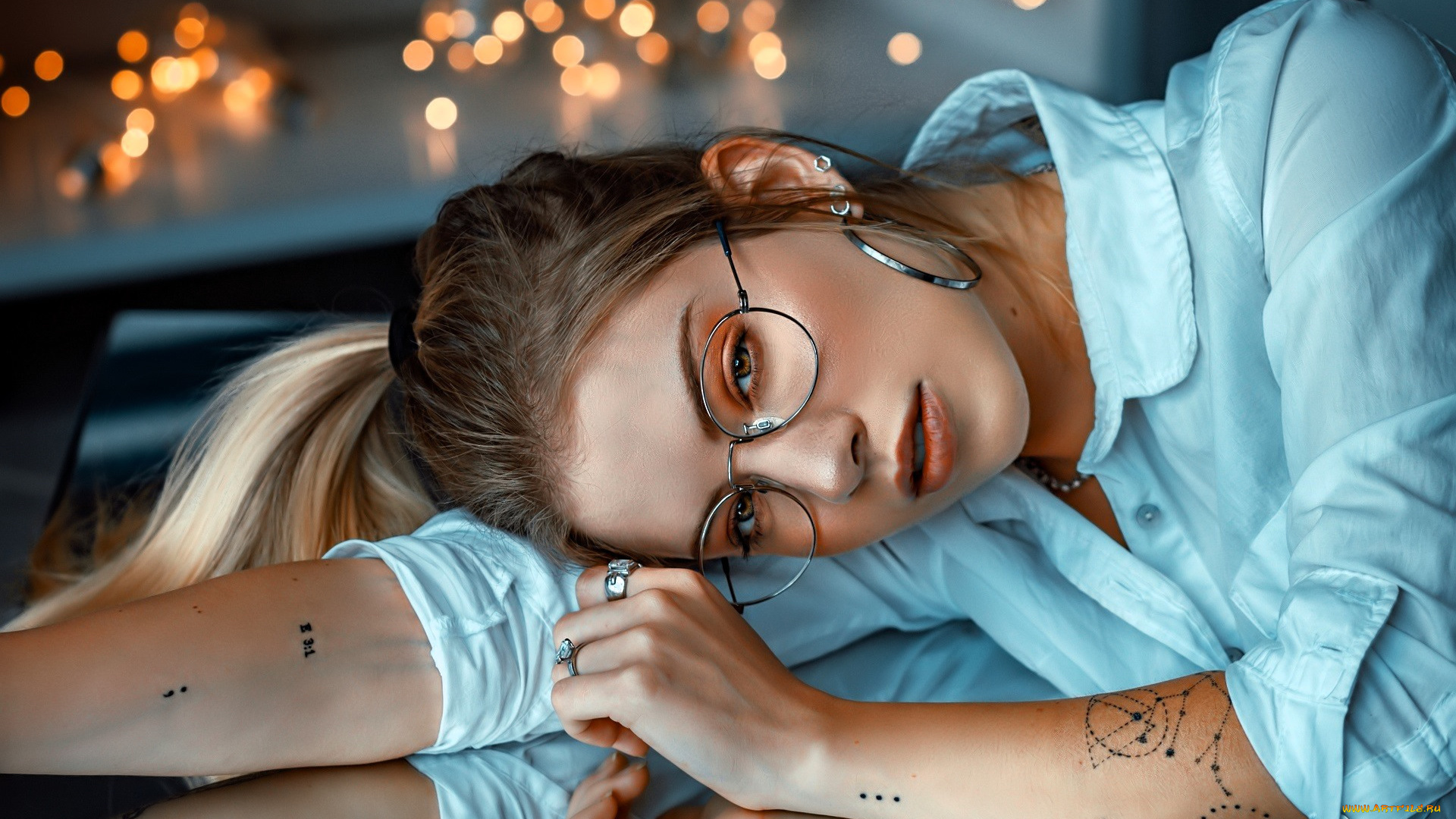 девушки, -, лица, , портреты, русая, очки, рубашка, тату, огни, стол