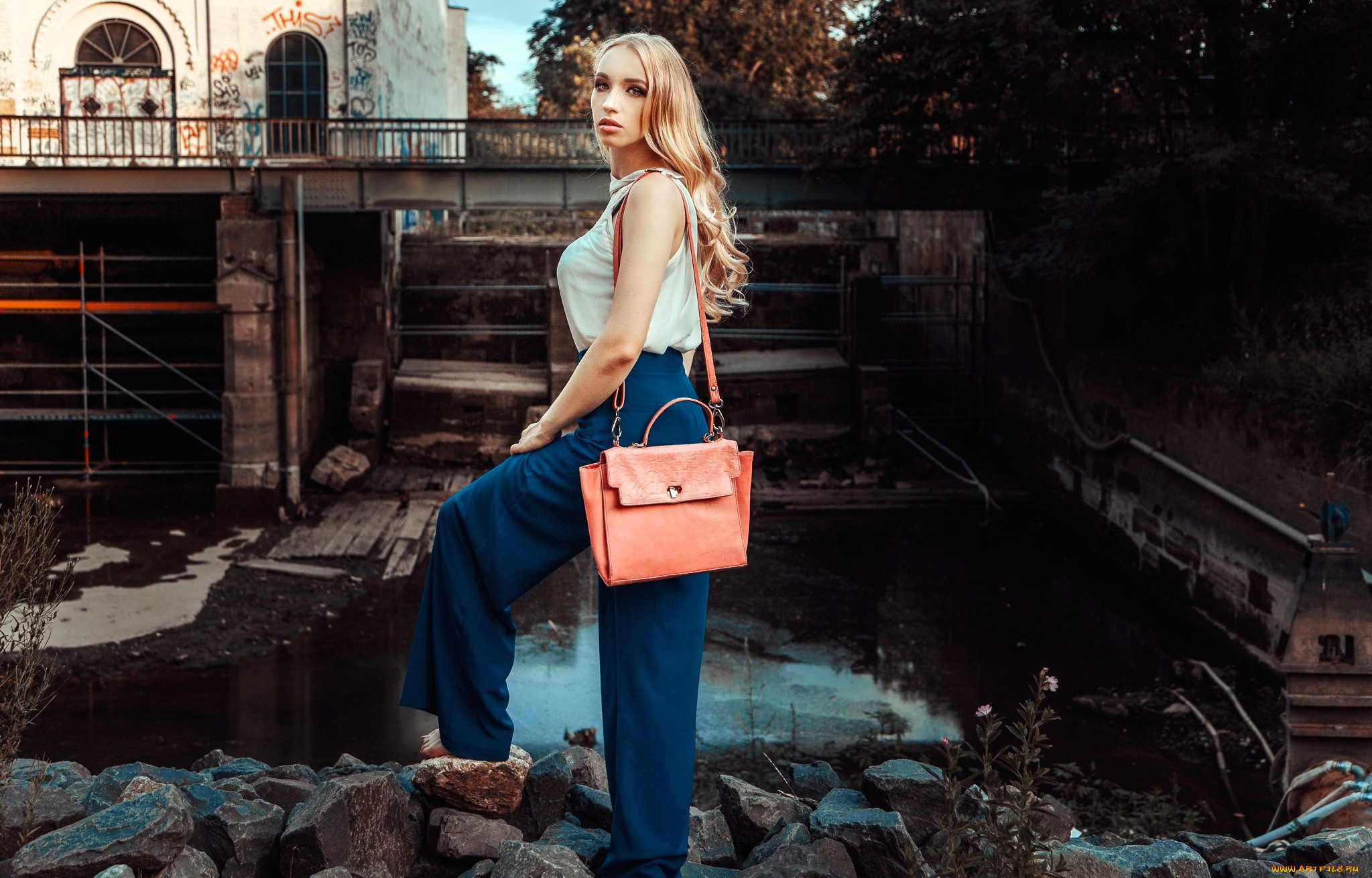 lara, waltmode, девушки, -, блондинки, , светловолосые, блондинка, блузка, брюки, сумка, развалины