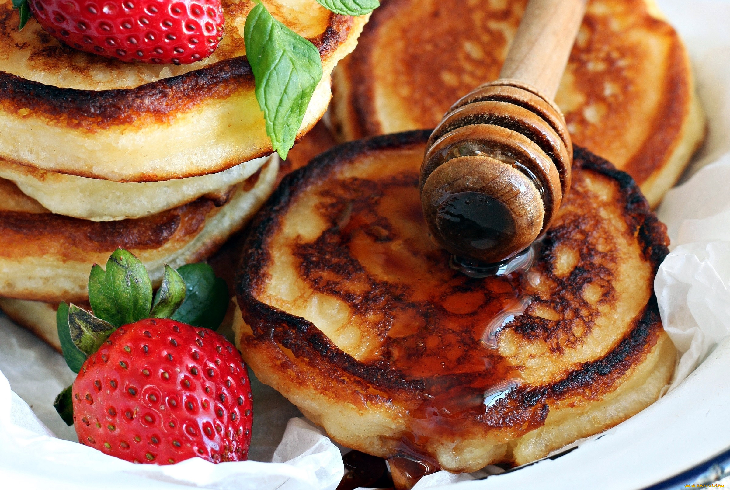 еда, блины, , оладьи, мед, оладьи, клубника, мята