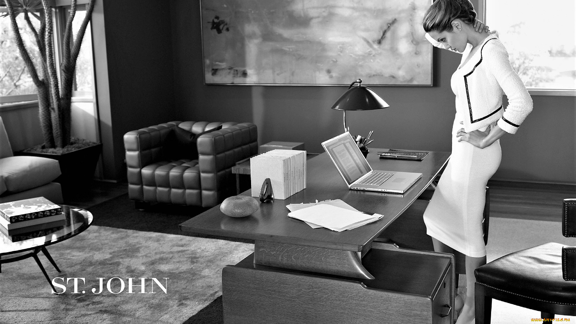 девушки, angelina, jolie, костюм, кабинет, ноутбук