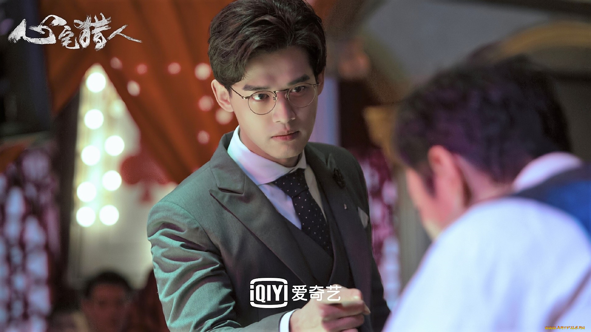 кино, фильмы, psych-hunter, парень, очки, пиджак, разговор