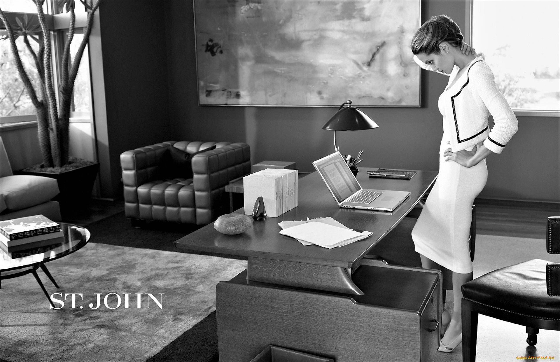 девушки, angelina, jolie, костюм, кабинет, ноутбук