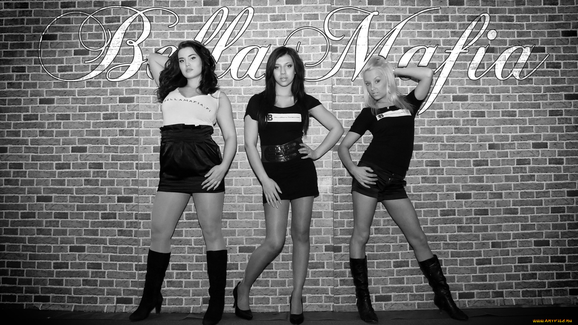 -Unsort, Черно-белые, обои, девушки, unsort, Черно, белые, обои, пояс, футболка, стена, шорты, сапоги, туфли, юбка