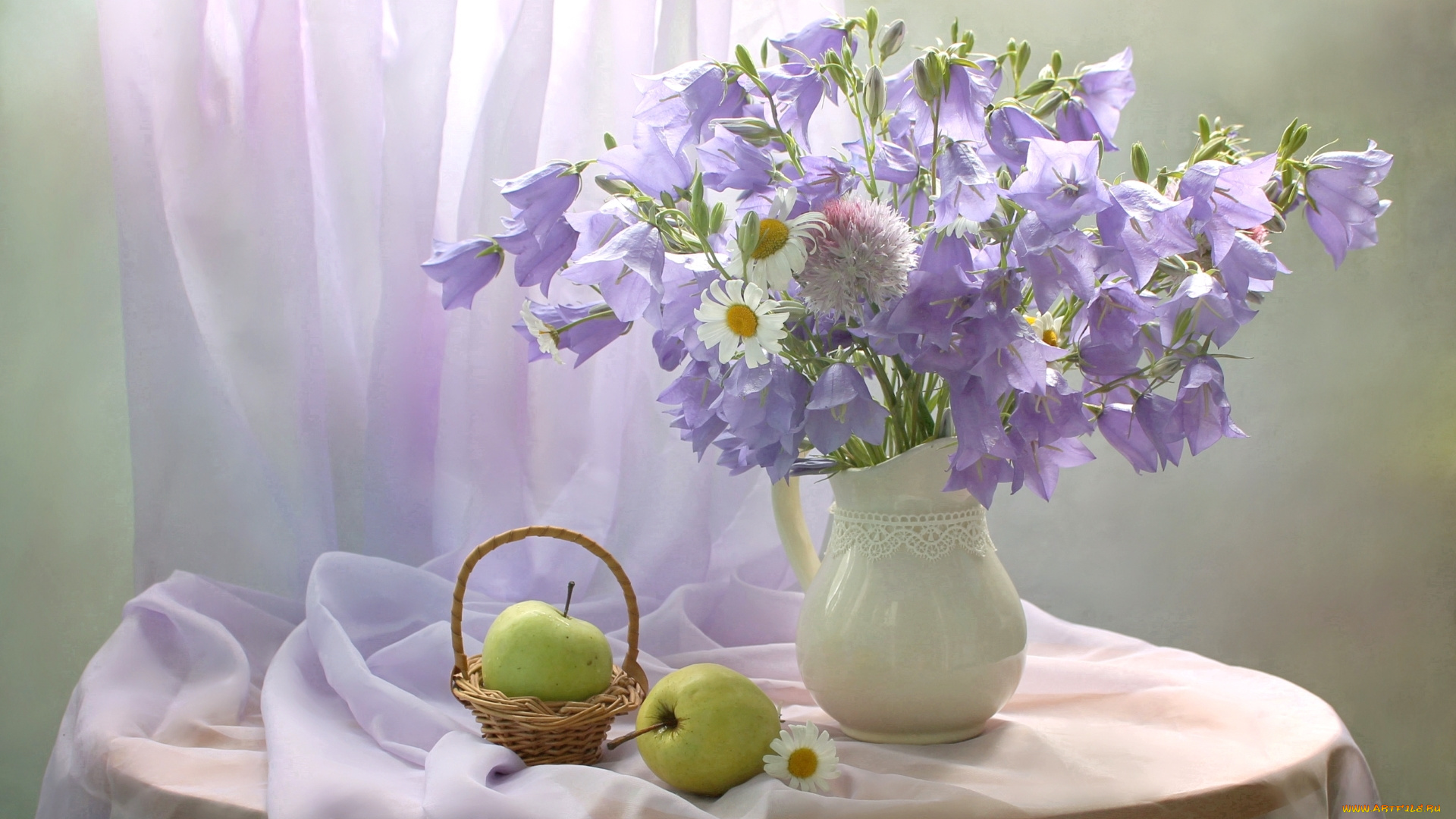 еда, натюрморт, букет, колокольчики, ромашки, яблоко