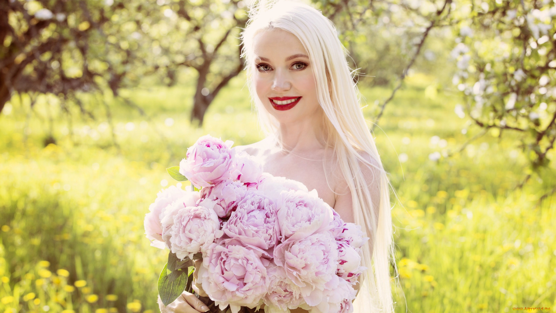 девушки, -unsort, , блондинки, пионы, девушка, улыбка, букет, блонди, цветы, боке