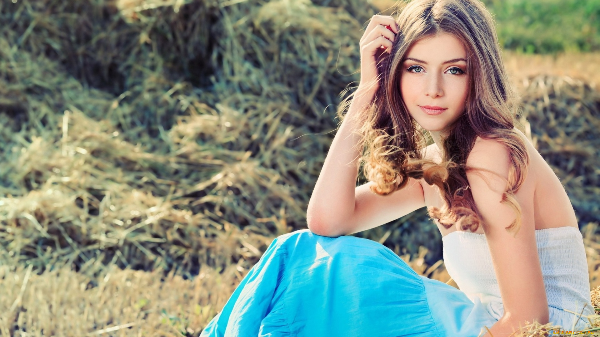 девушки, -unsort, , брюнетки, , шатенки, трава, луг, юбка, топ, улыбка