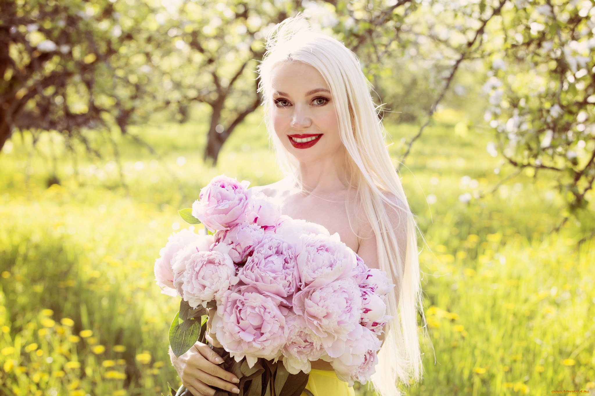 девушки, -unsort, , блондинки, пионы, девушка, улыбка, букет, блонди, цветы, боке
