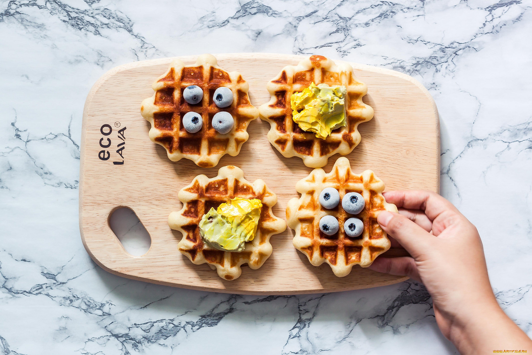 еда, пирожные, , кексы, , печенье, вафли, доска, черника, ягоды, крем