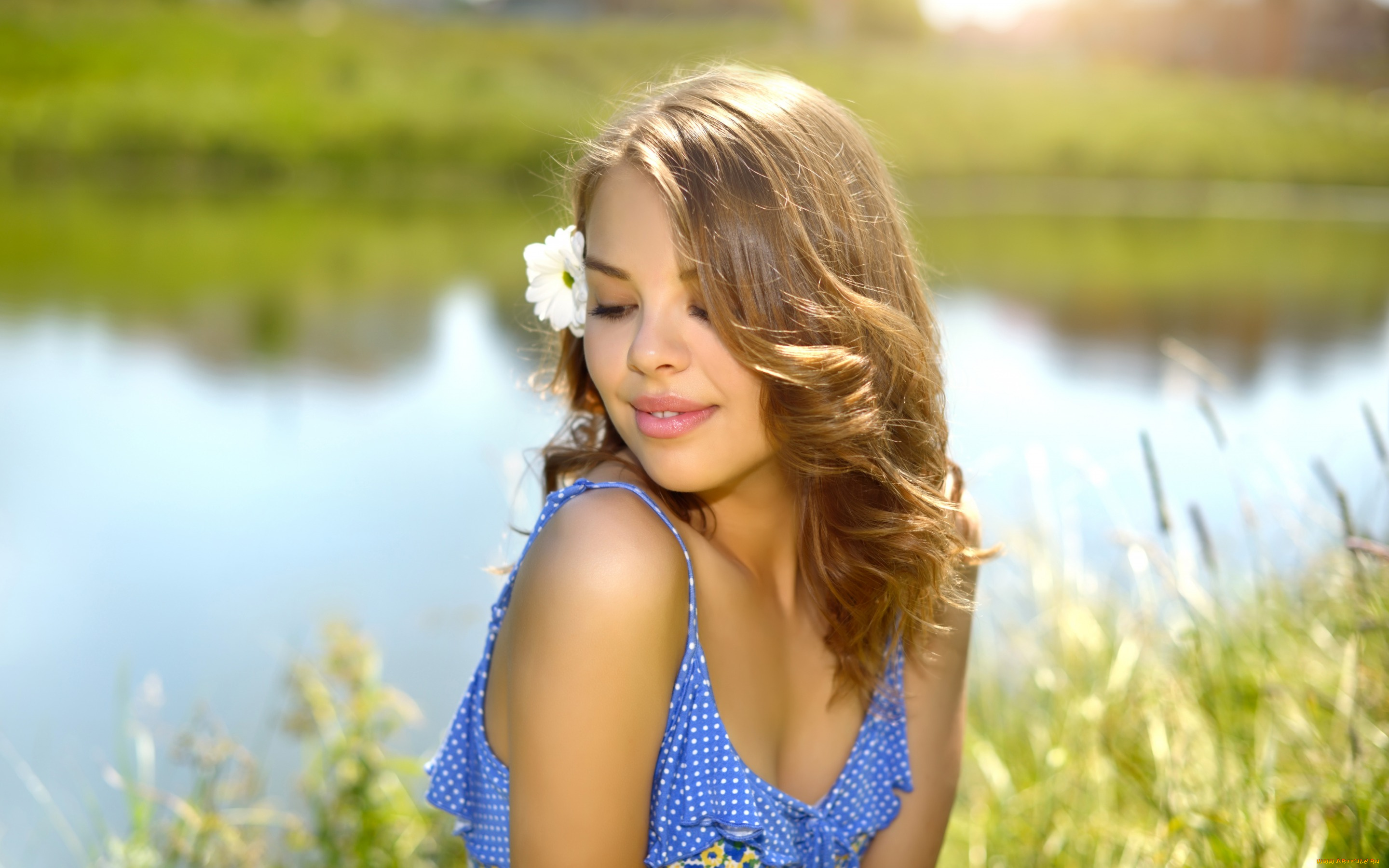 девушки, -unsort, , брюнетки, , шатенки, шатенка, цветок, боке, прическа, речка, зелень, девушка, лето, солнце, природа, платье