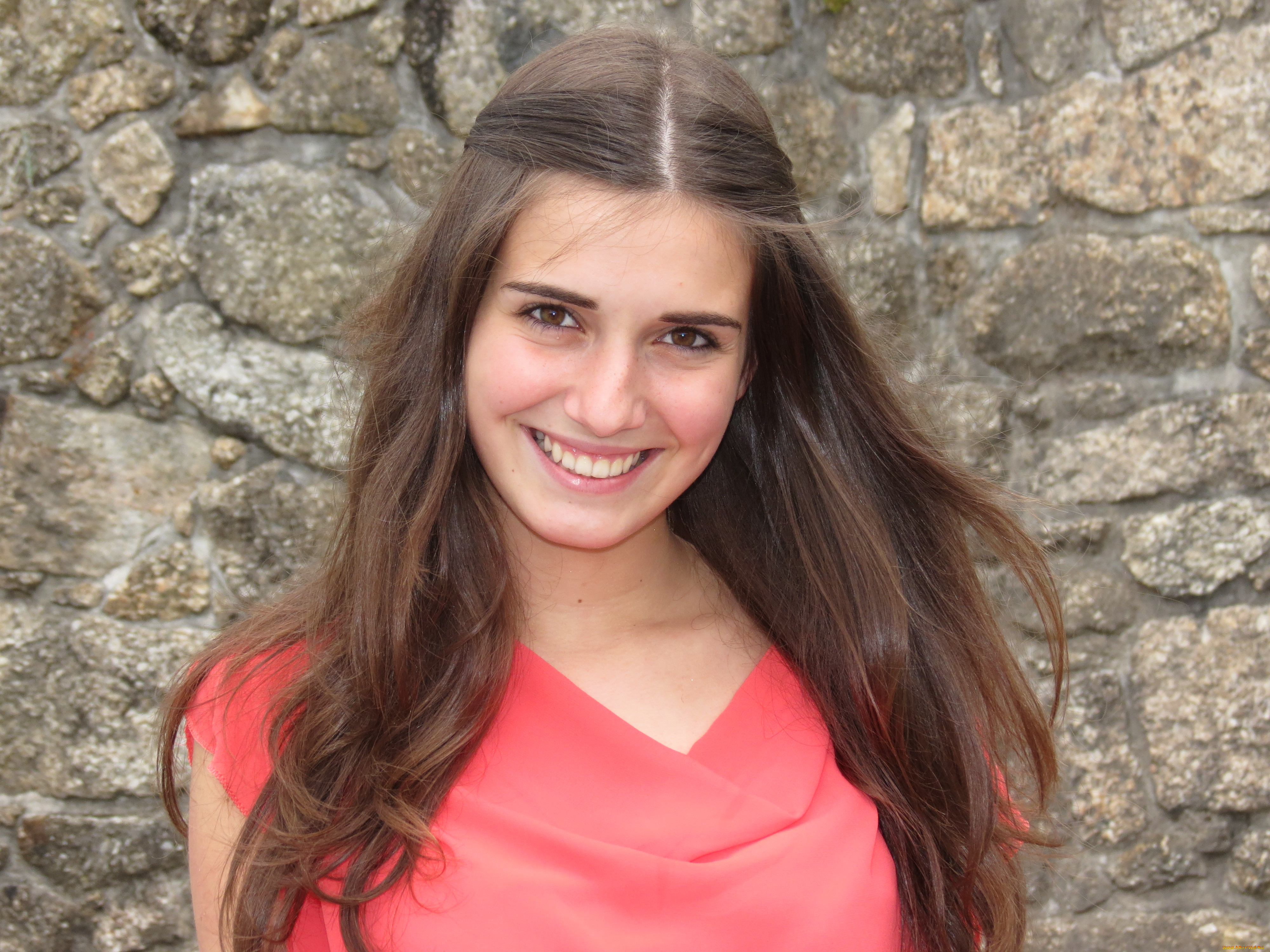 девушки, -unsort, , лица, , портреты, шатенка, улыбка, лицо, стена