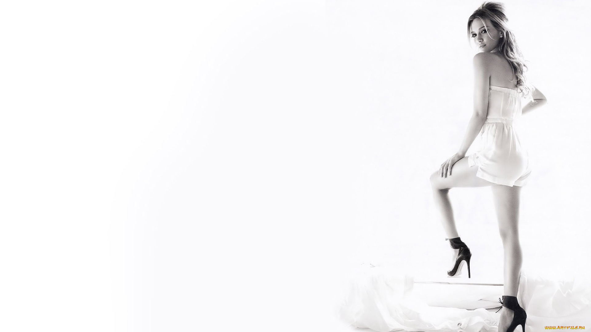 девушки, hilary, duff, актриса, черно-белая, платье, каблуки