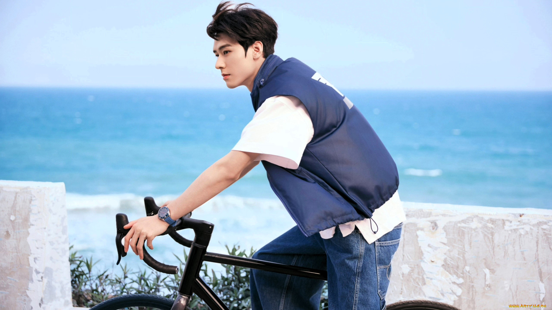 мужчины, gong, jun, |, simon, gong, актер, рубашка, жилет, джинсы, велосипед, ограда, море