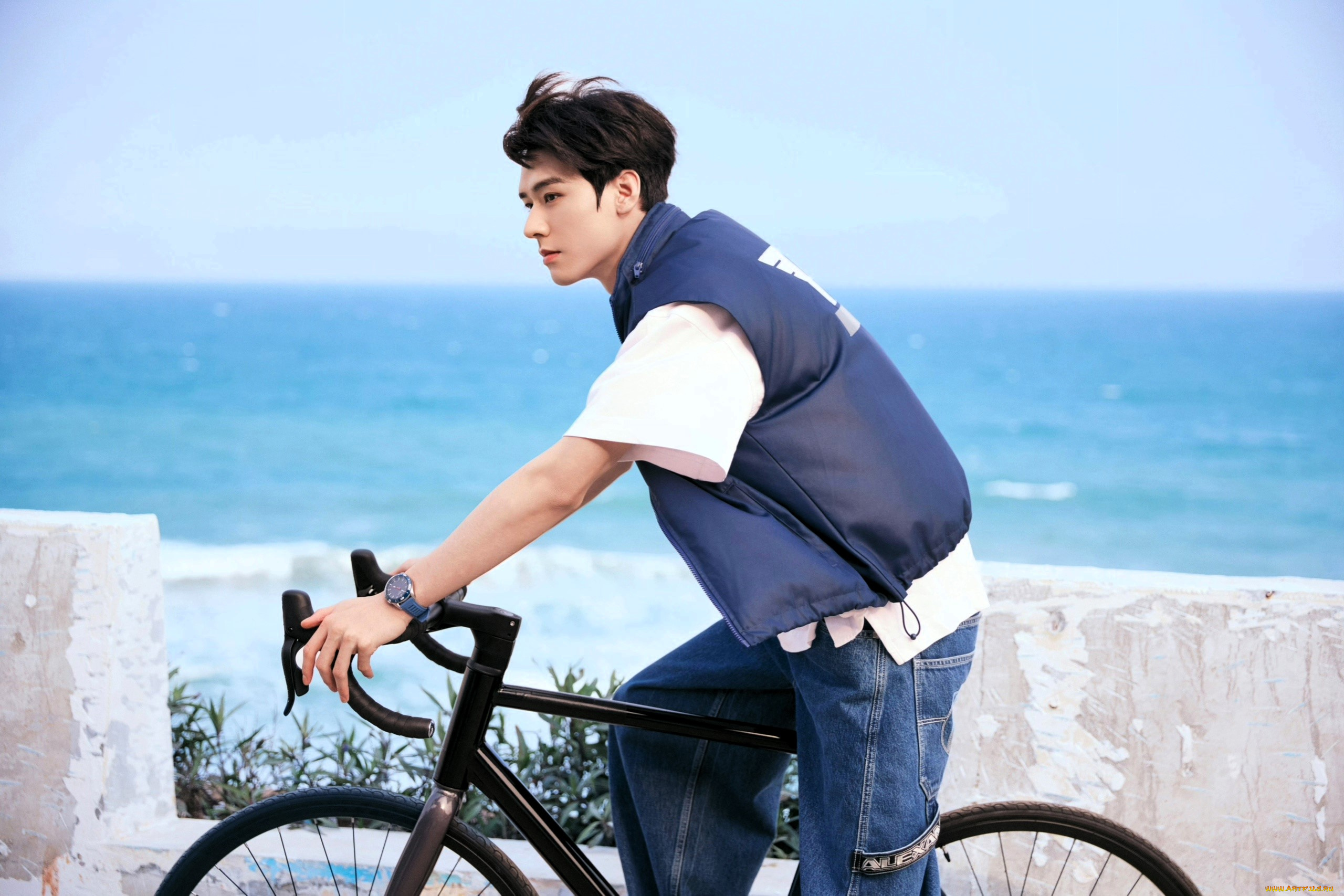 мужчины, gong, jun, |, simon, gong, актер, рубашка, жилет, джинсы, велосипед, ограда, море