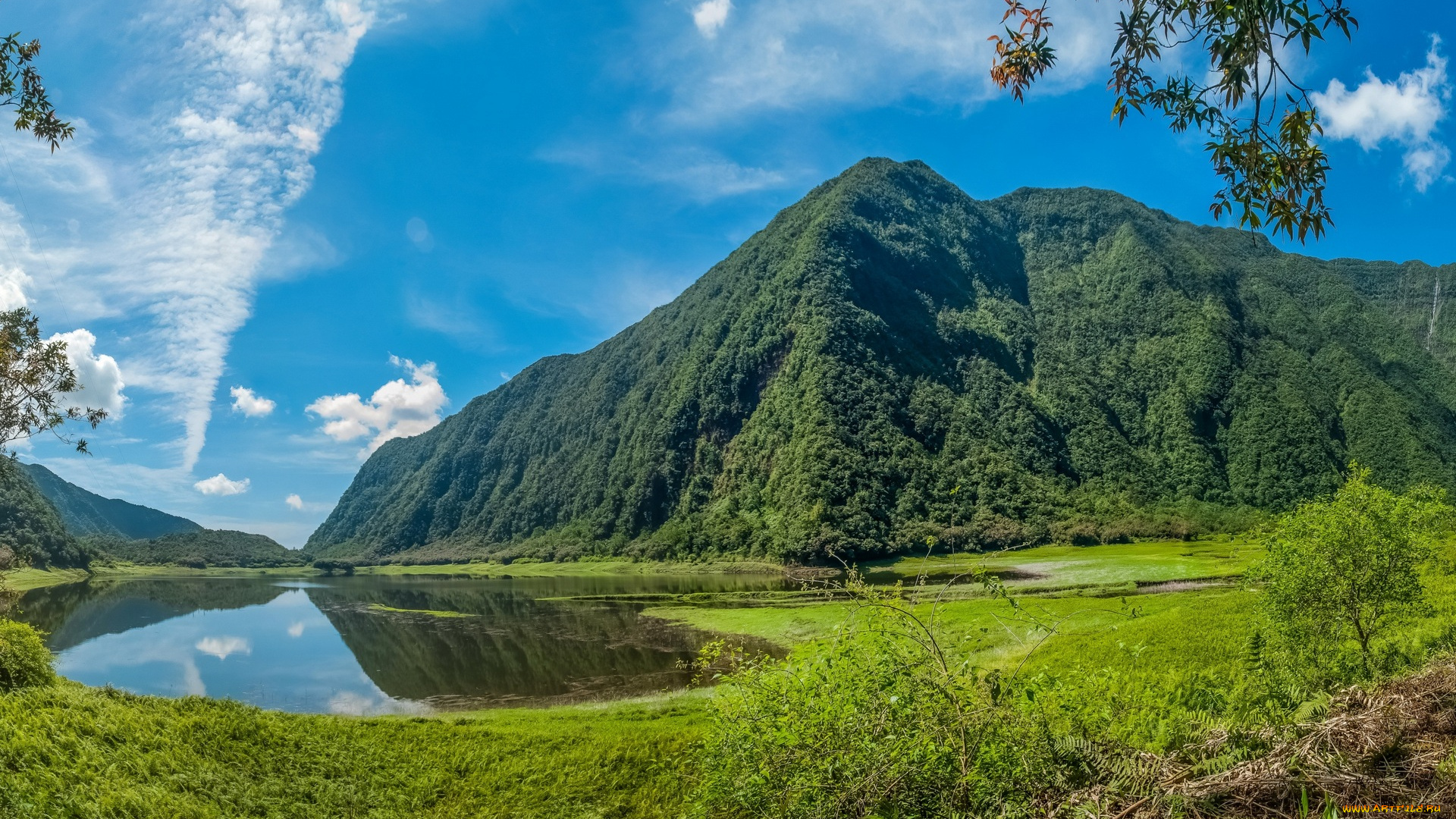 франция, природа, горы, облака, деревья, трава, водоем