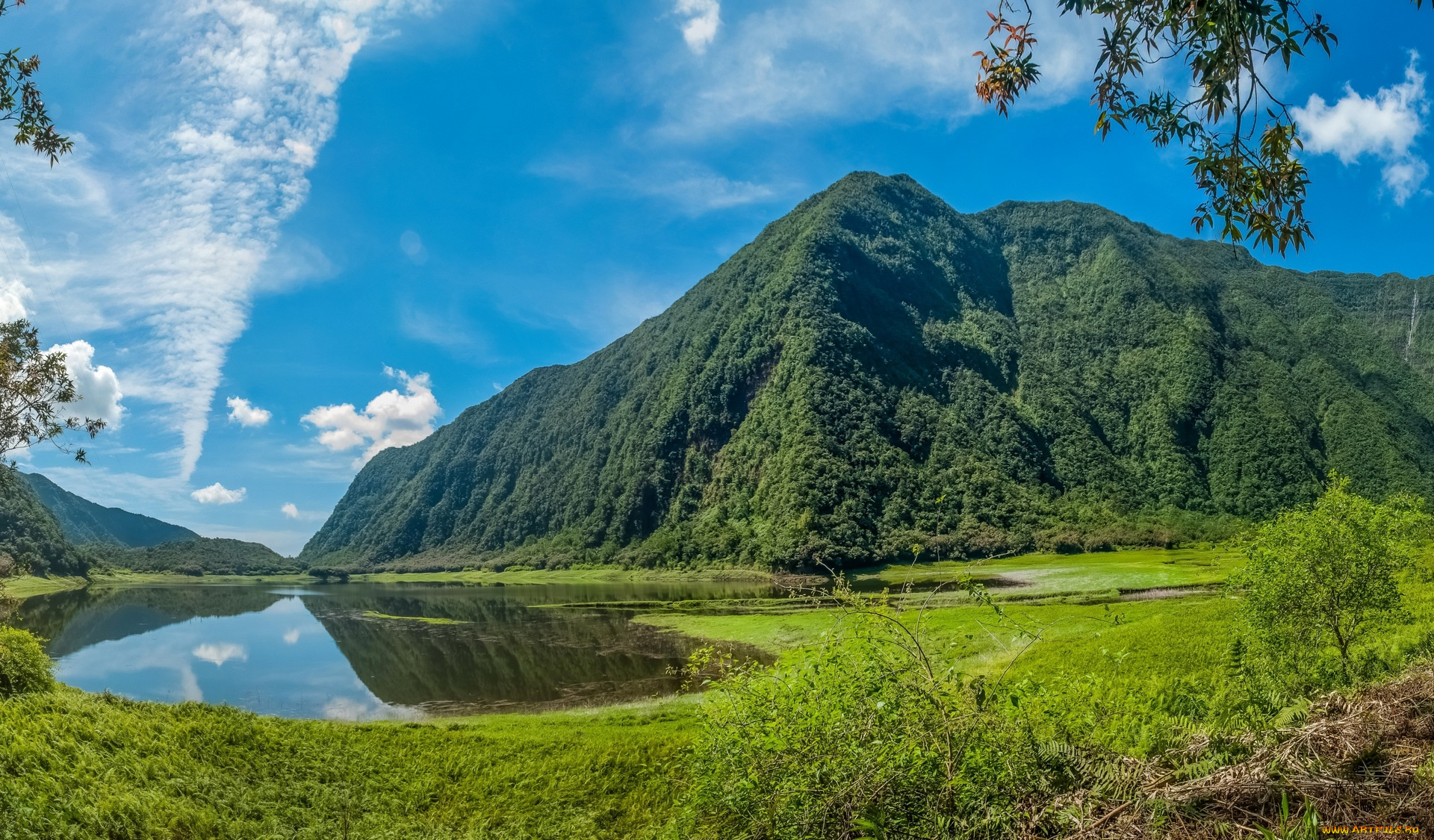 франция, природа, горы, облака, деревья, трава, водоем